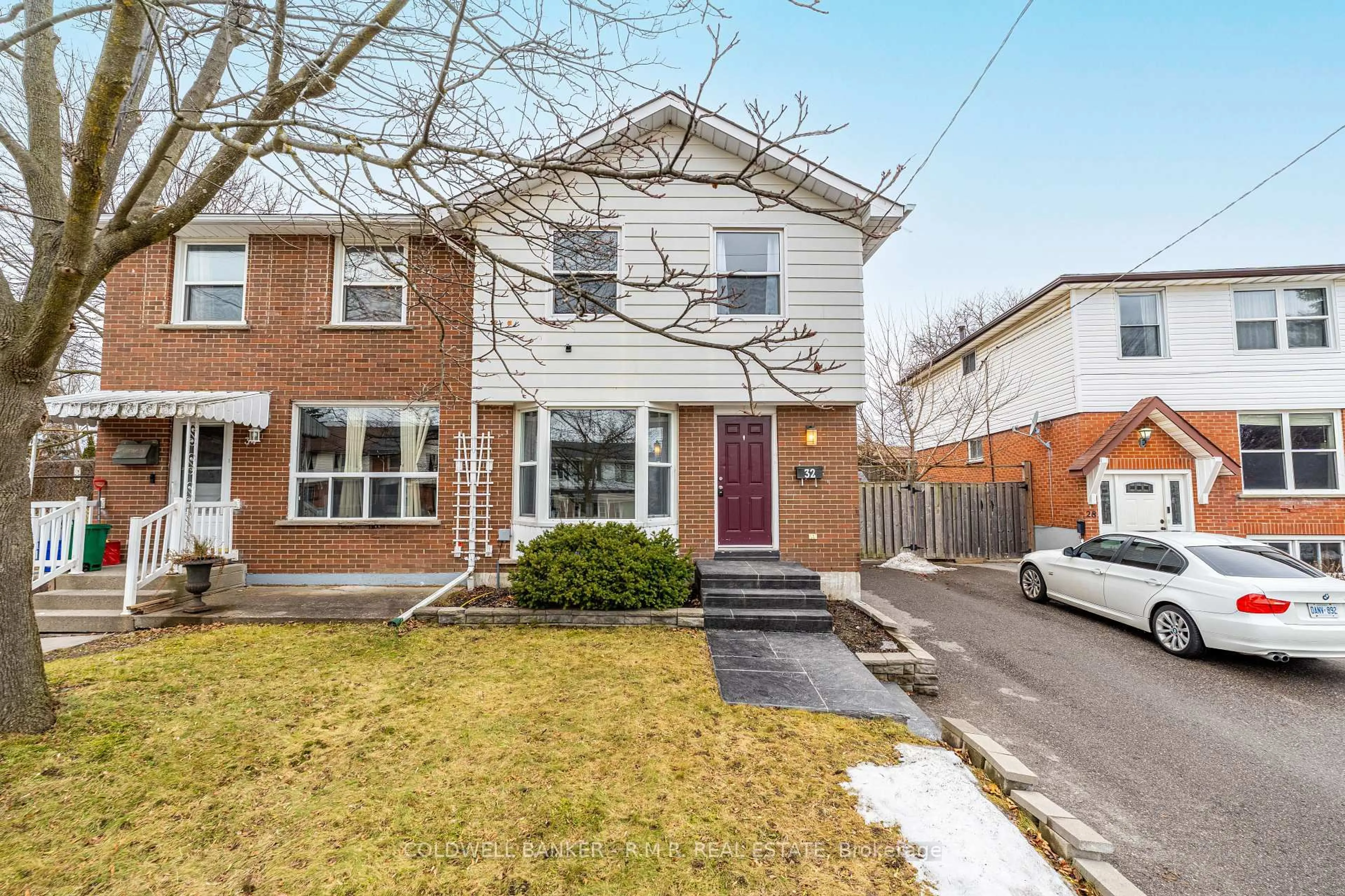 Home with brick exterior material, street for 32 Vancouver Crt, Oshawa Ontario L1J 5X2