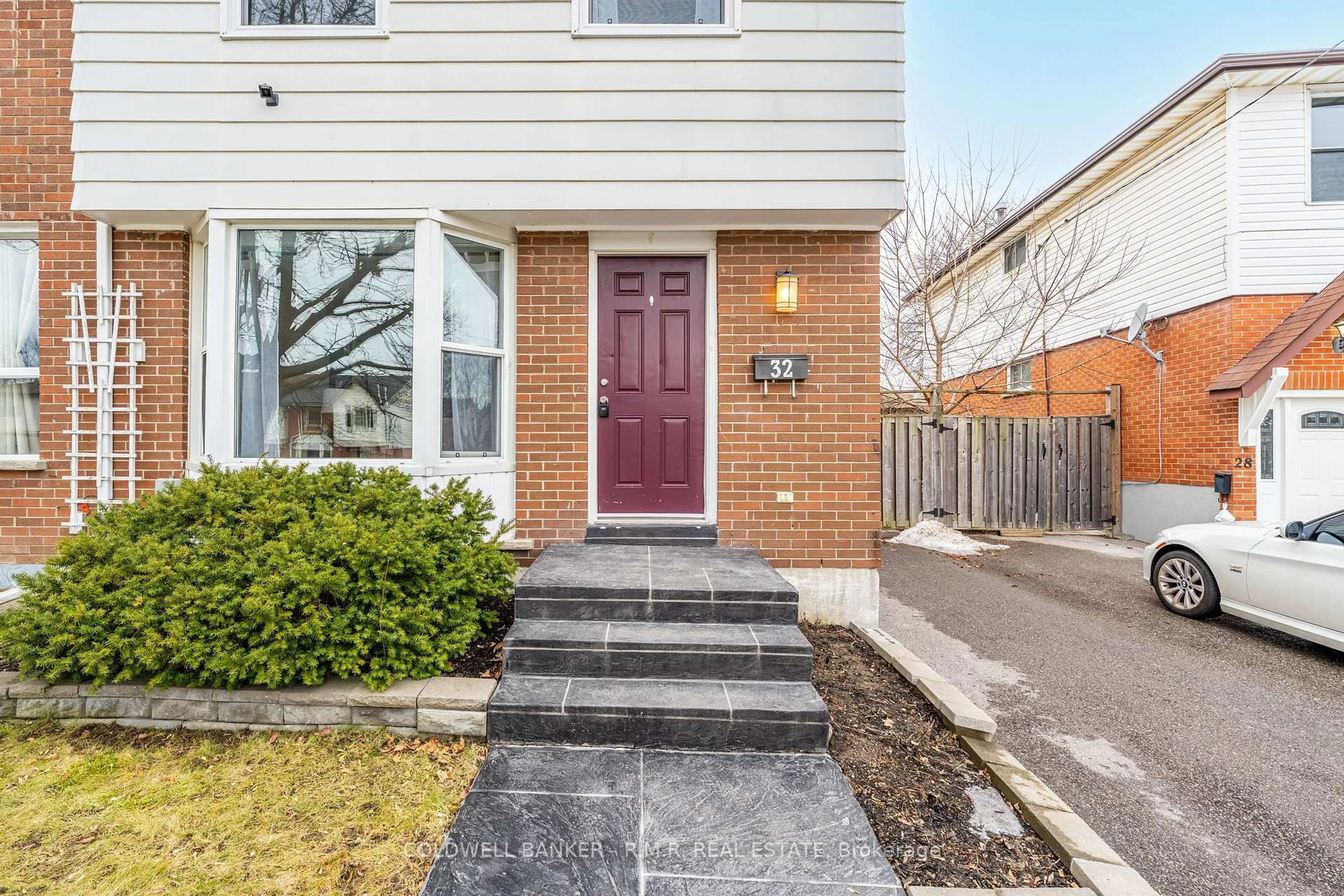 Home with brick exterior material, street for 32 Vancouver Crt, Oshawa Ontario L1J 5X2