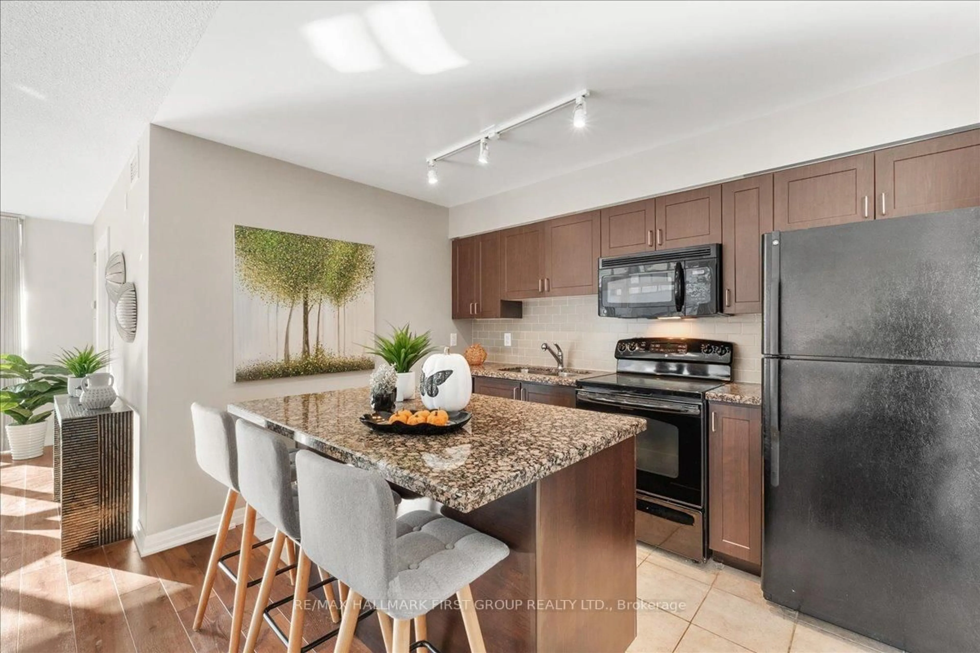 Open concept kitchen, ceramic/tile floor for 1600 Charles St #303, Whitby Ontario L1N 0G4