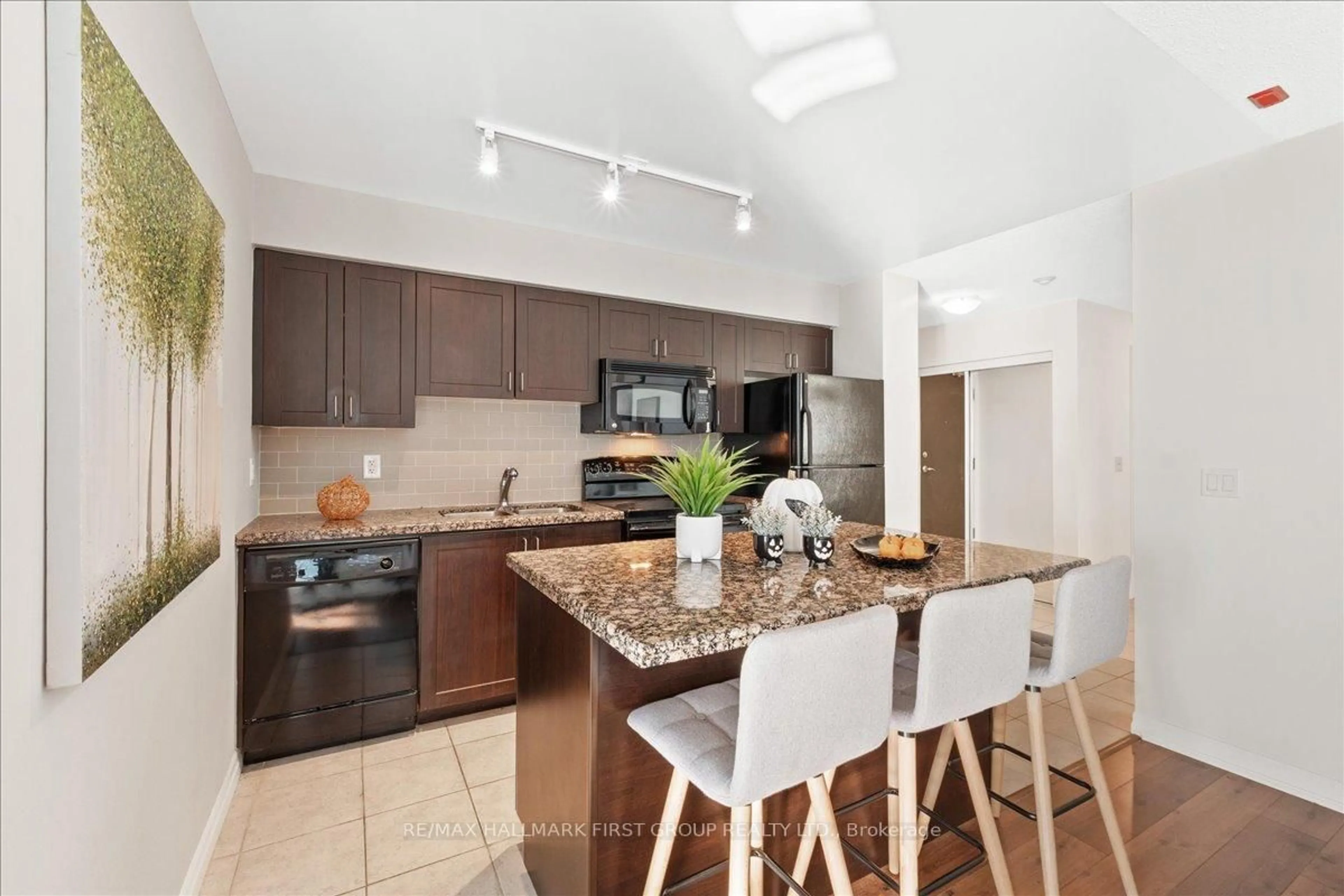 Open concept kitchen, ceramic/tile floor for 1600 Charles St #303, Whitby Ontario L1N 0G4