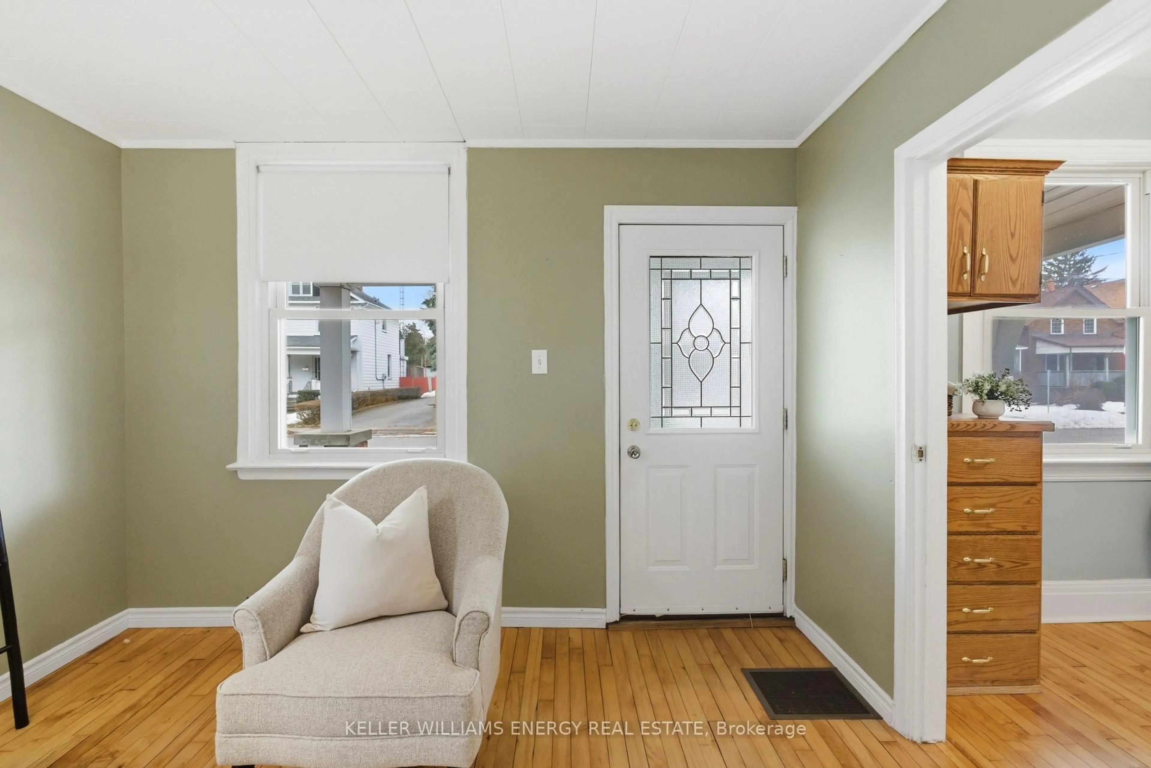 Indoor entryway for 89 Burk St, Oshawa Ontario L1J 4C1