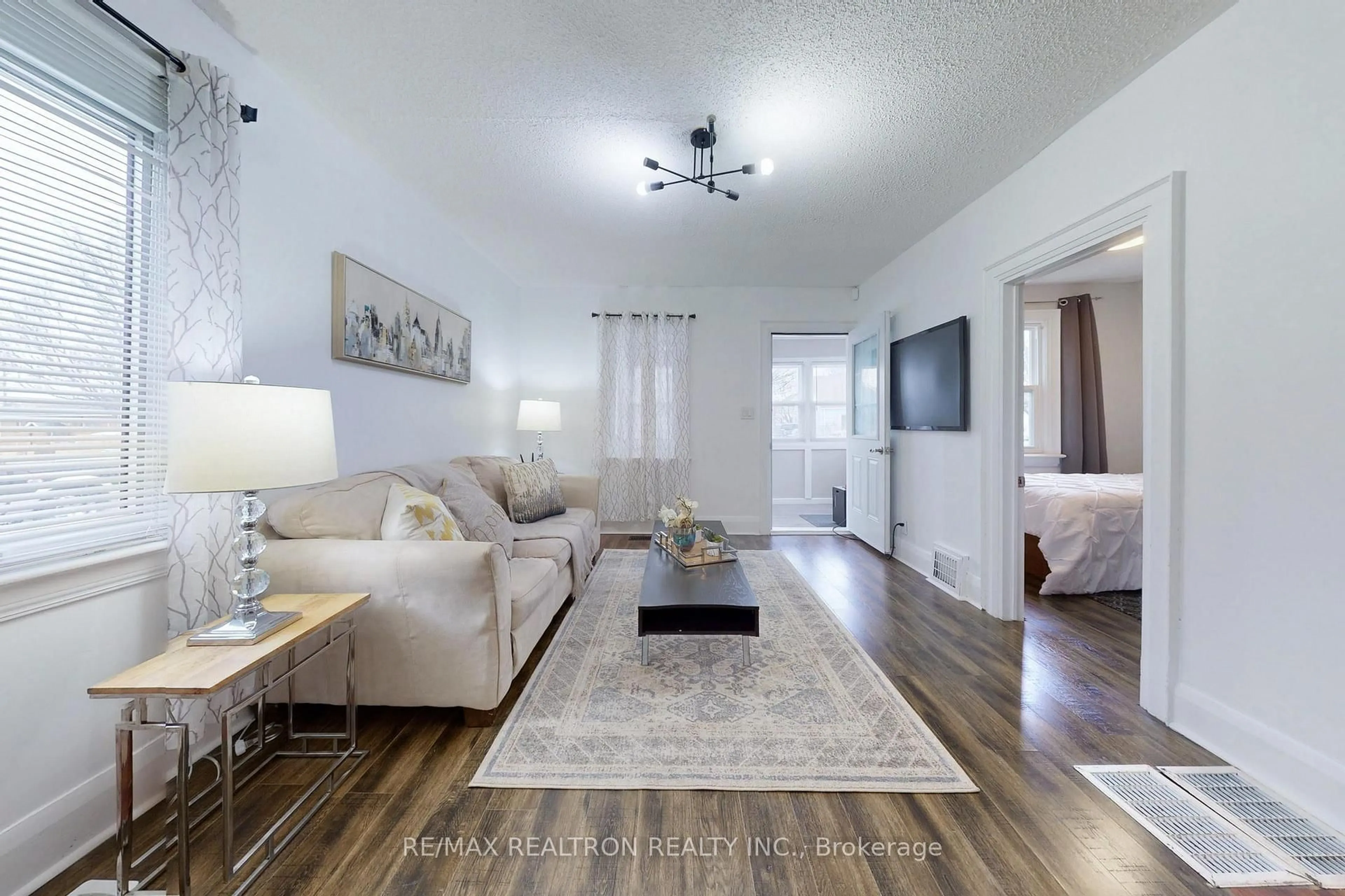 Living room with furniture, wood/laminate floor for 245 Quebec St, Oshawa Ontario L1J 1Y3