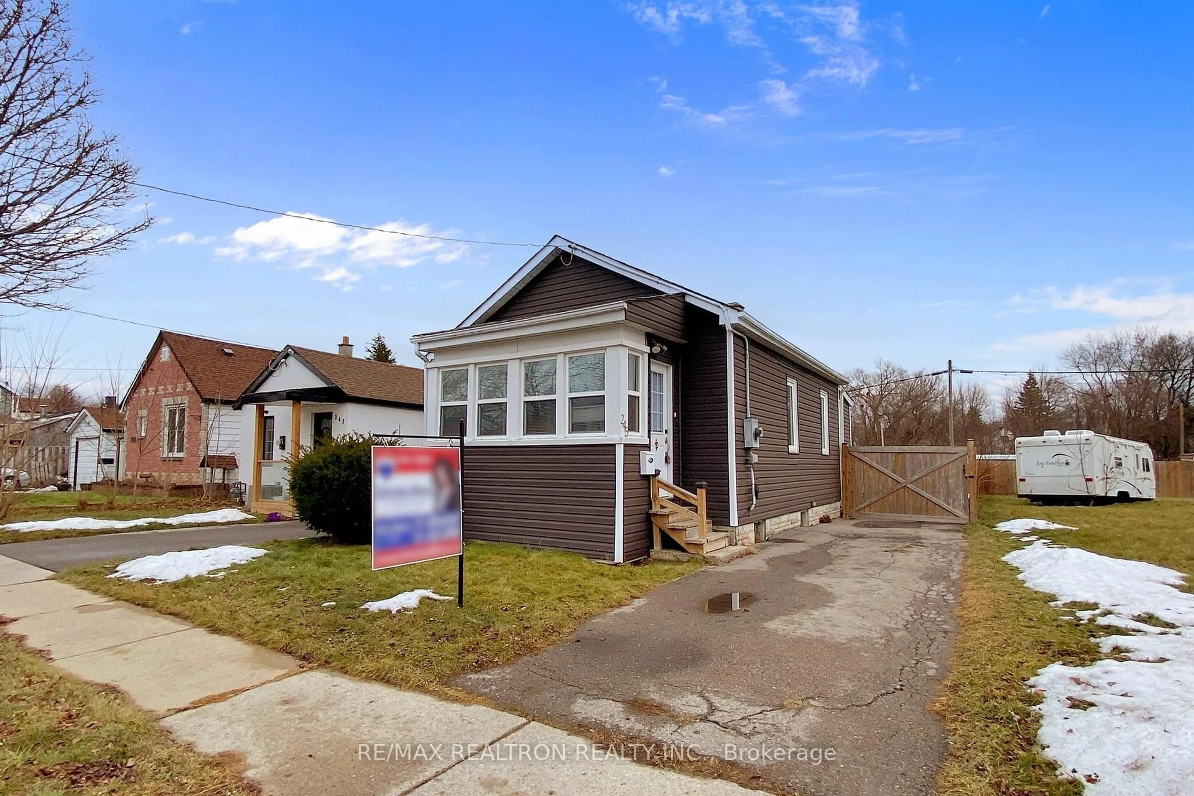 Home with vinyl exterior material, street for 245 Quebec St, Oshawa Ontario L1J 1Y3