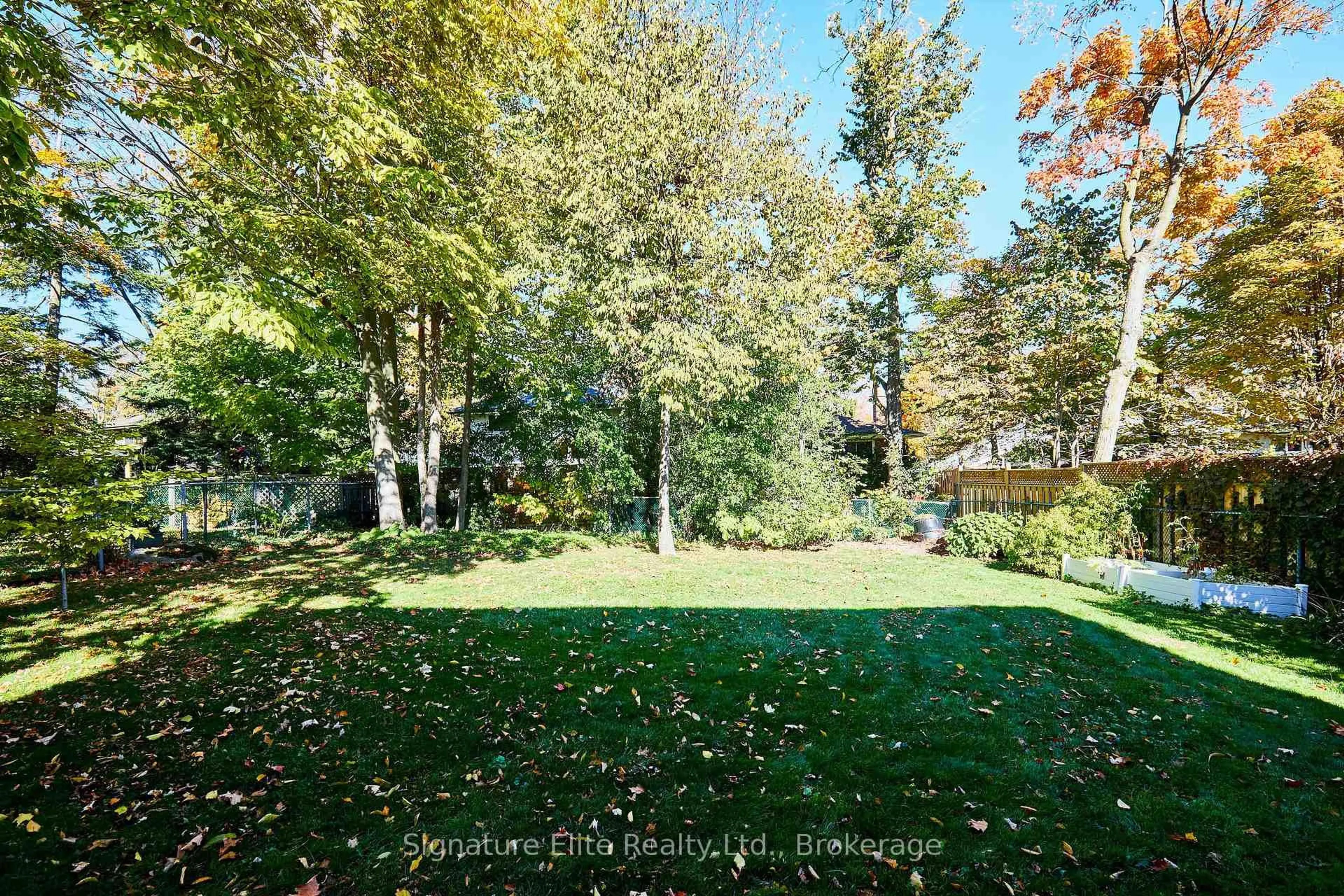 A pic from outside/outdoor area/front of a property/back of a property/a pic from drone, forest/trees view for 276 Guildwood Pkwy, Toronto Ontario M1E 1P9