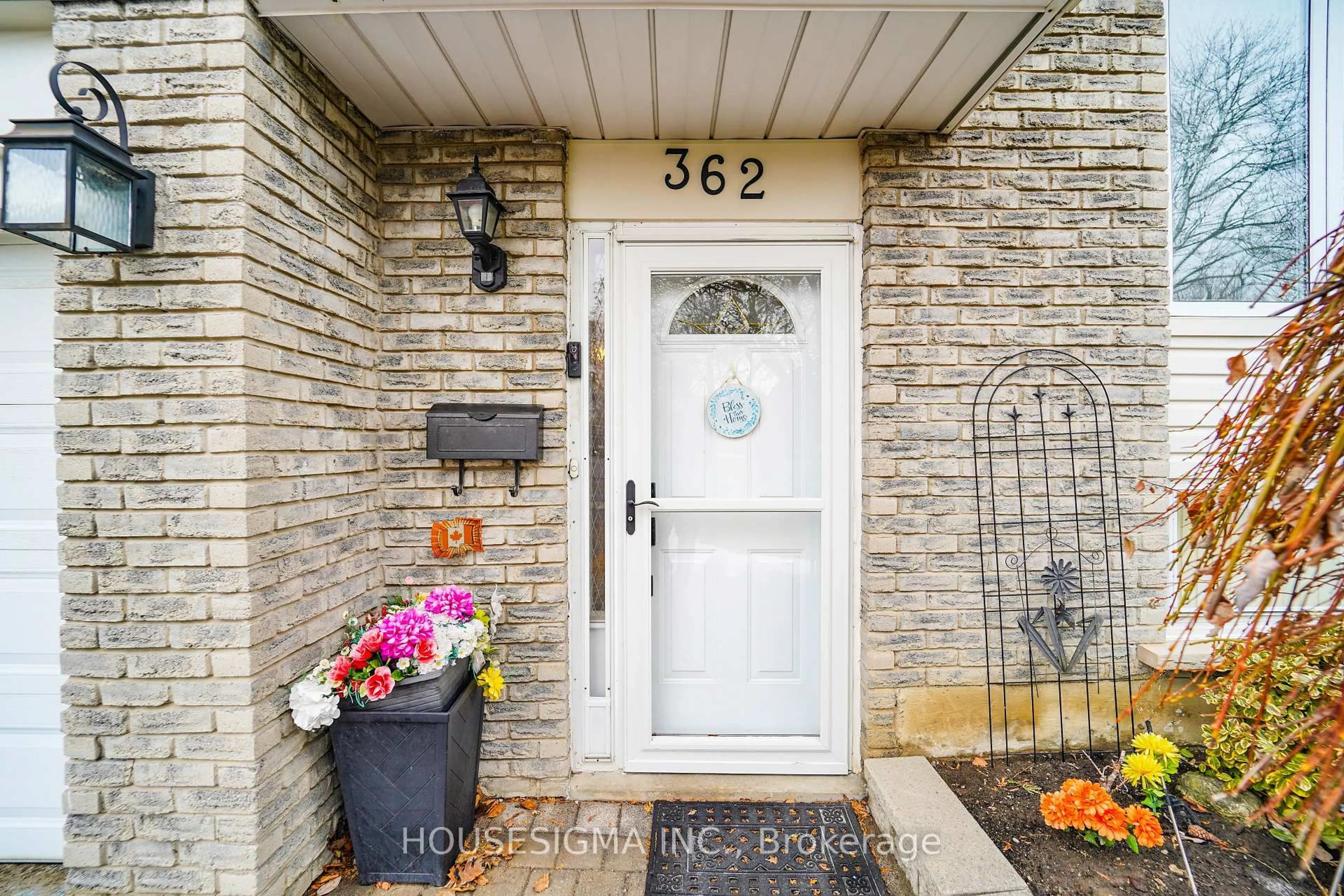 Indoor entryway for 362 Newgate Ave, Oshawa Ontario L1G 2X7