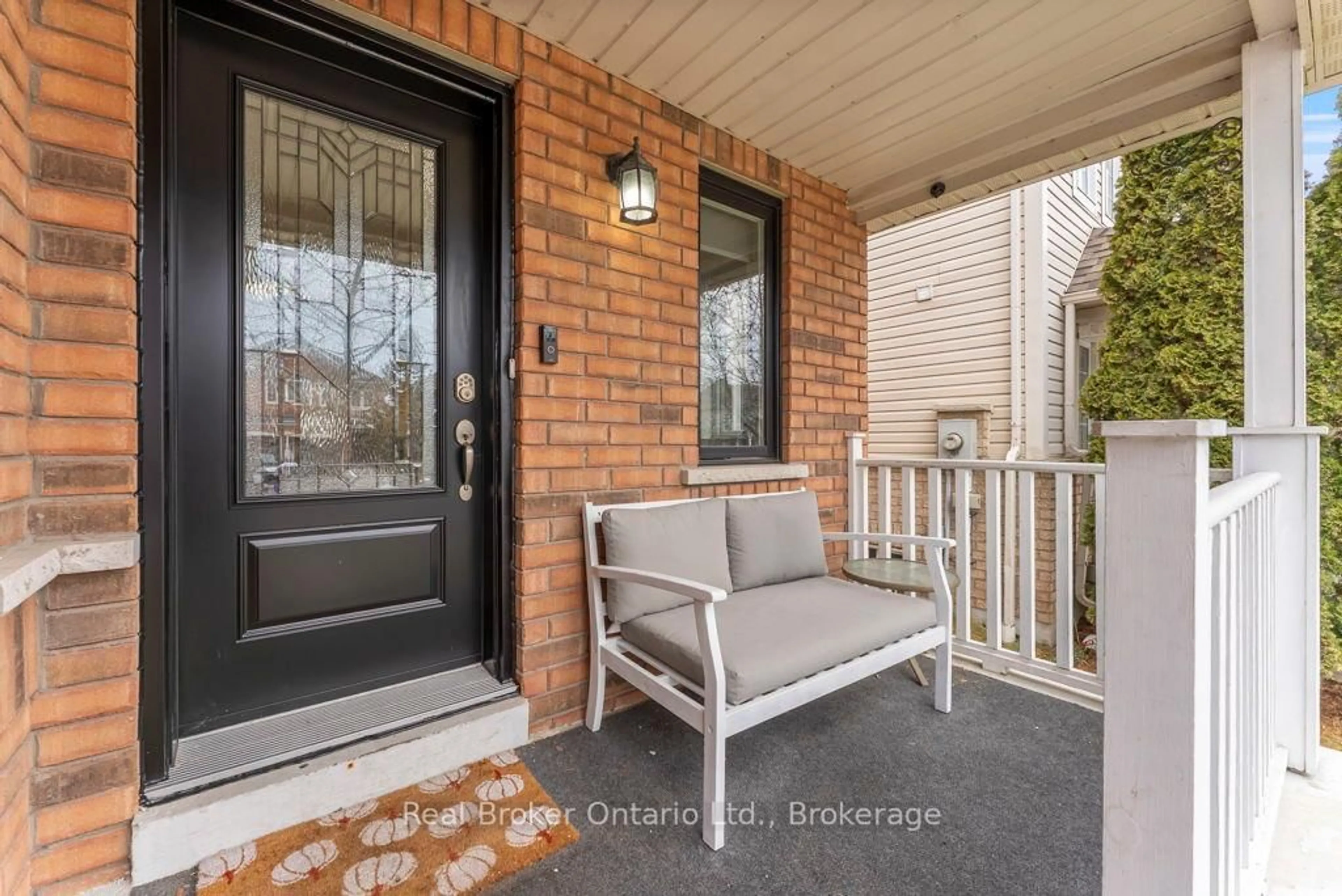 Indoor entryway for 31 Four Winds Dr, Whitby Ontario L1N 9R8