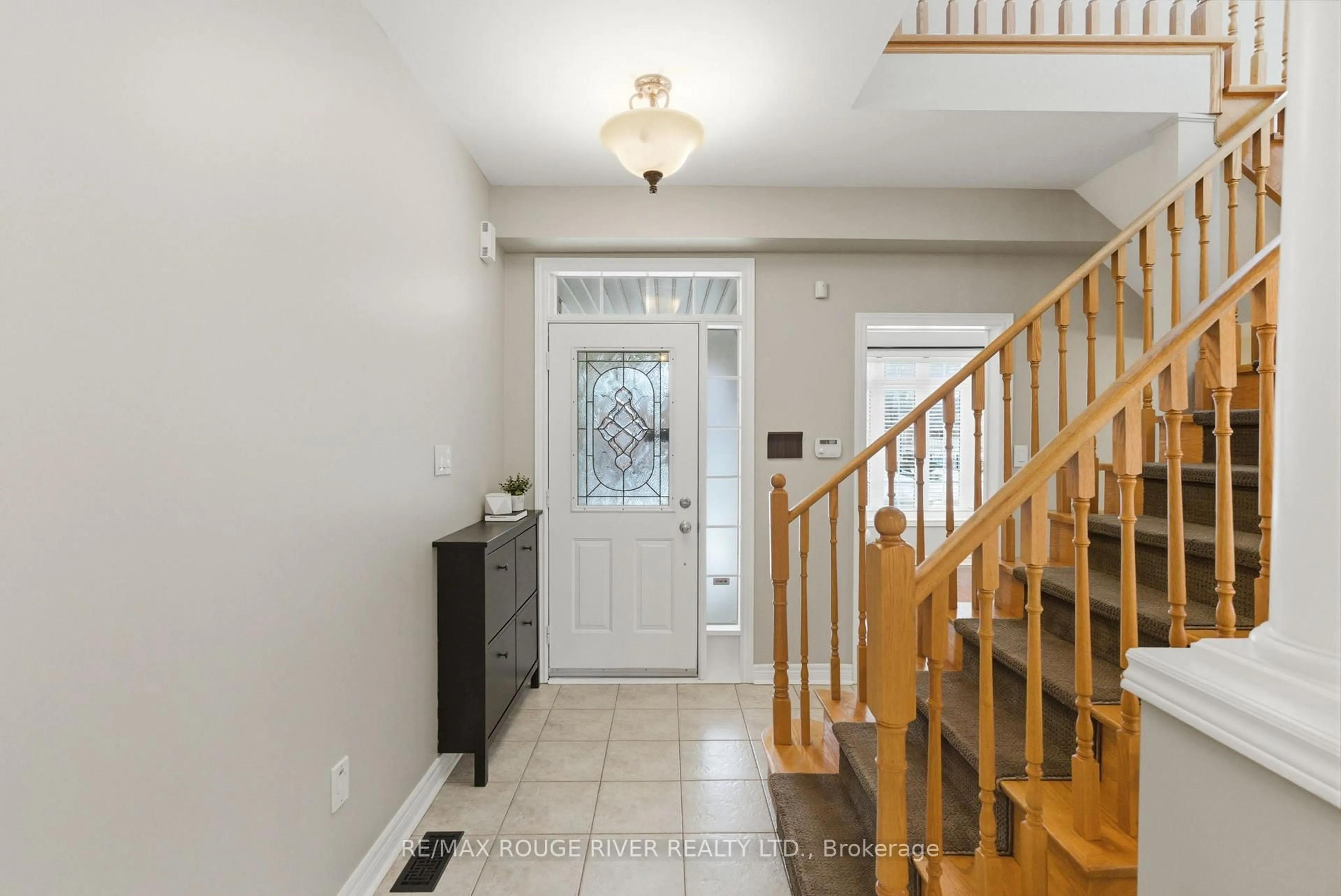 Indoor entryway for 49 Helston Cres, Whitby Ontario L1M 2K3