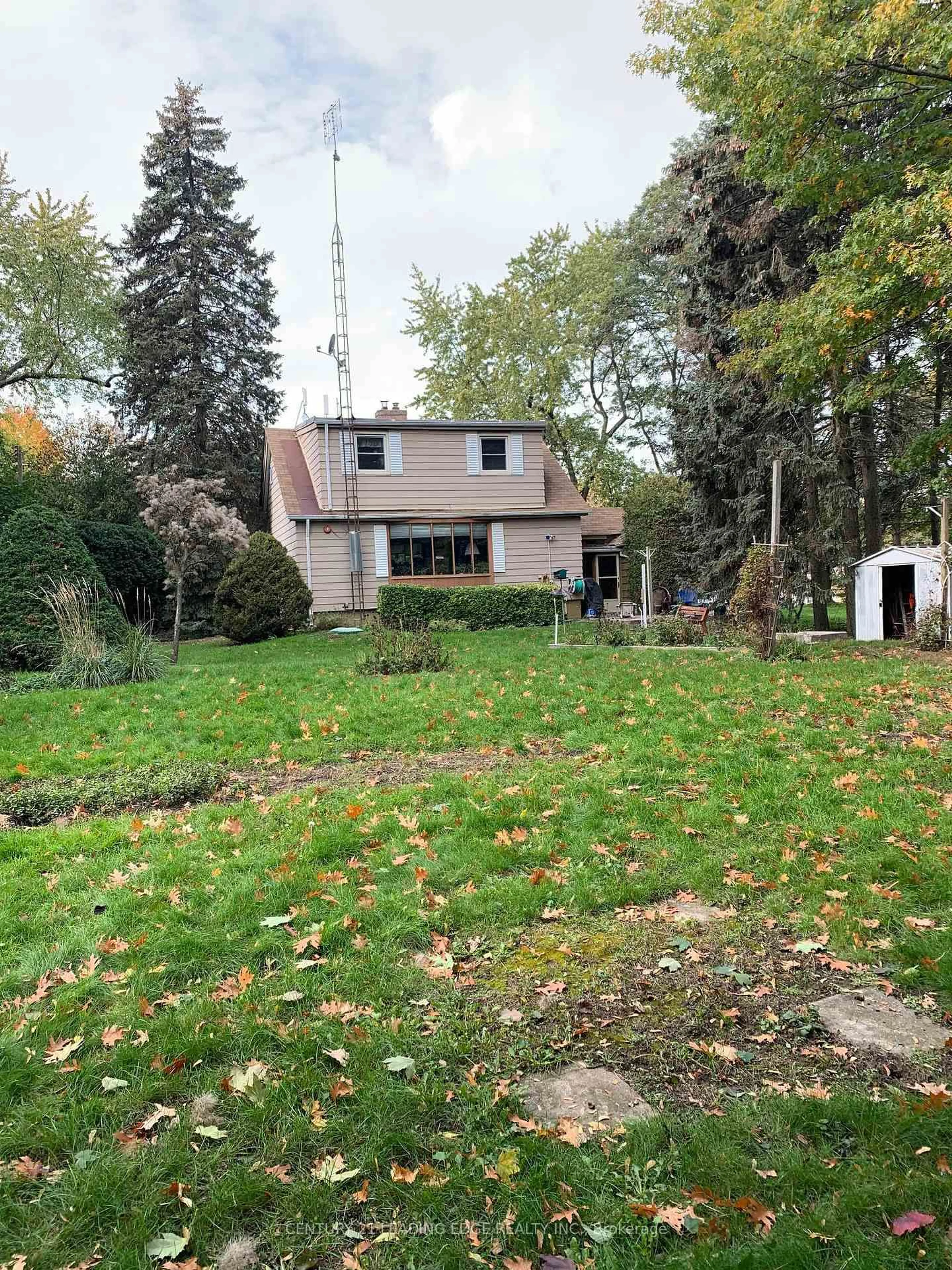 A pic from outside/outdoor area/front of a property/back of a property/a pic from drone, street for 21 Faircroft Blvd, Toronto Ontario M1M 2W9