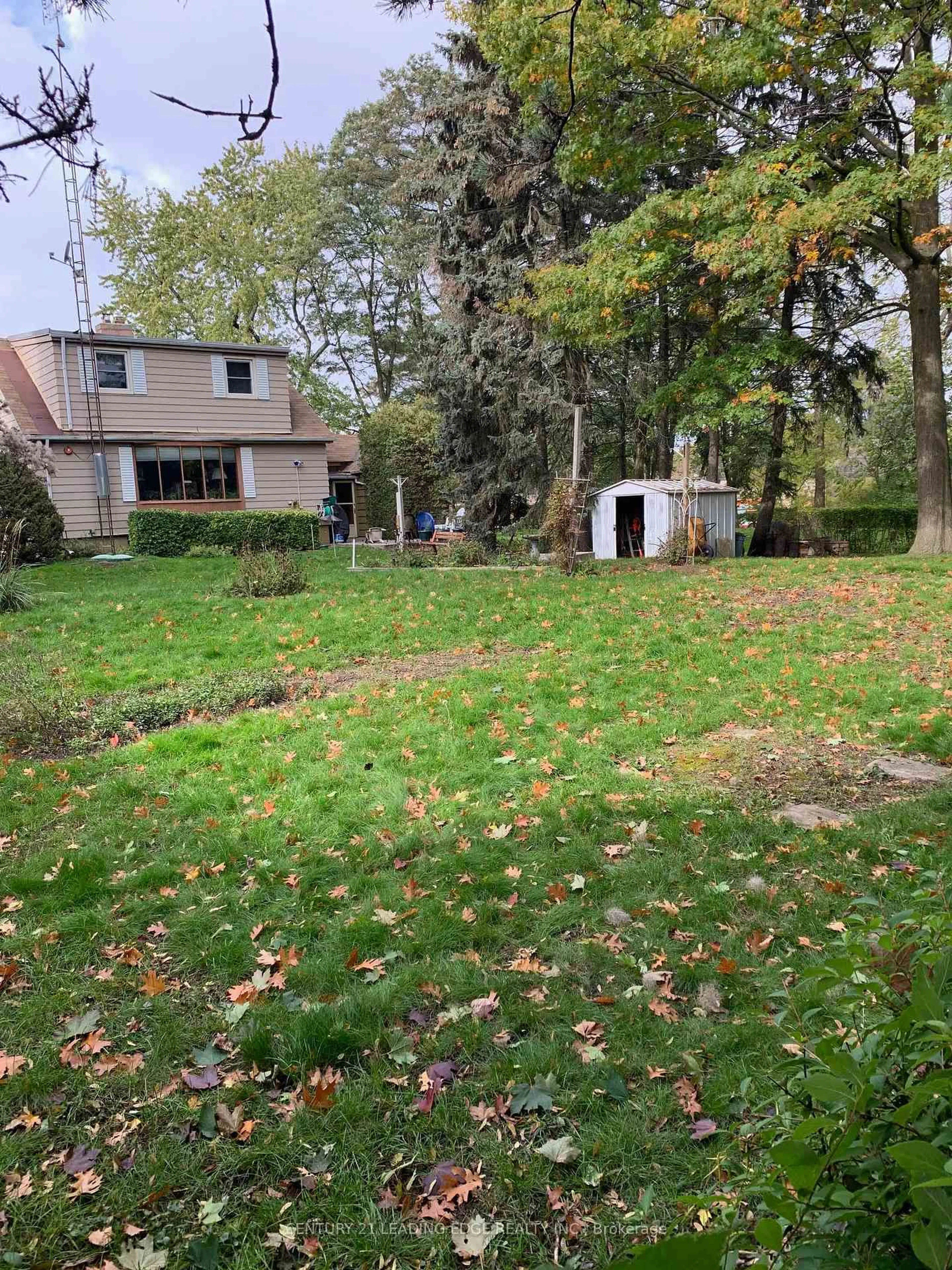 A pic from outside/outdoor area/front of a property/back of a property/a pic from drone, street for 21 Faircroft Blvd, Toronto Ontario M1M 2W9