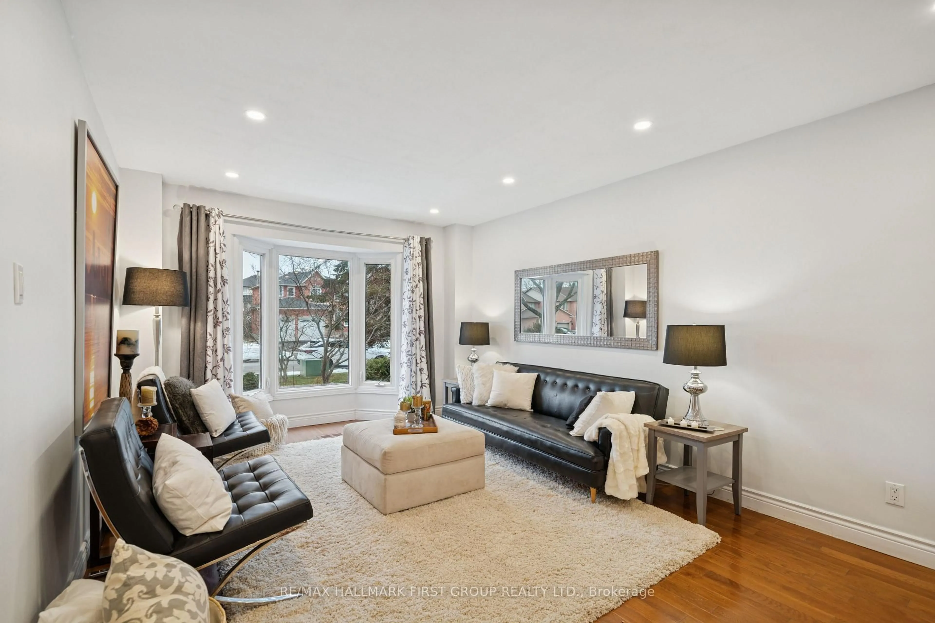 Living room with furniture, unknown for 724 Barnes Cres, Oshawa Ontario L1J 8K1