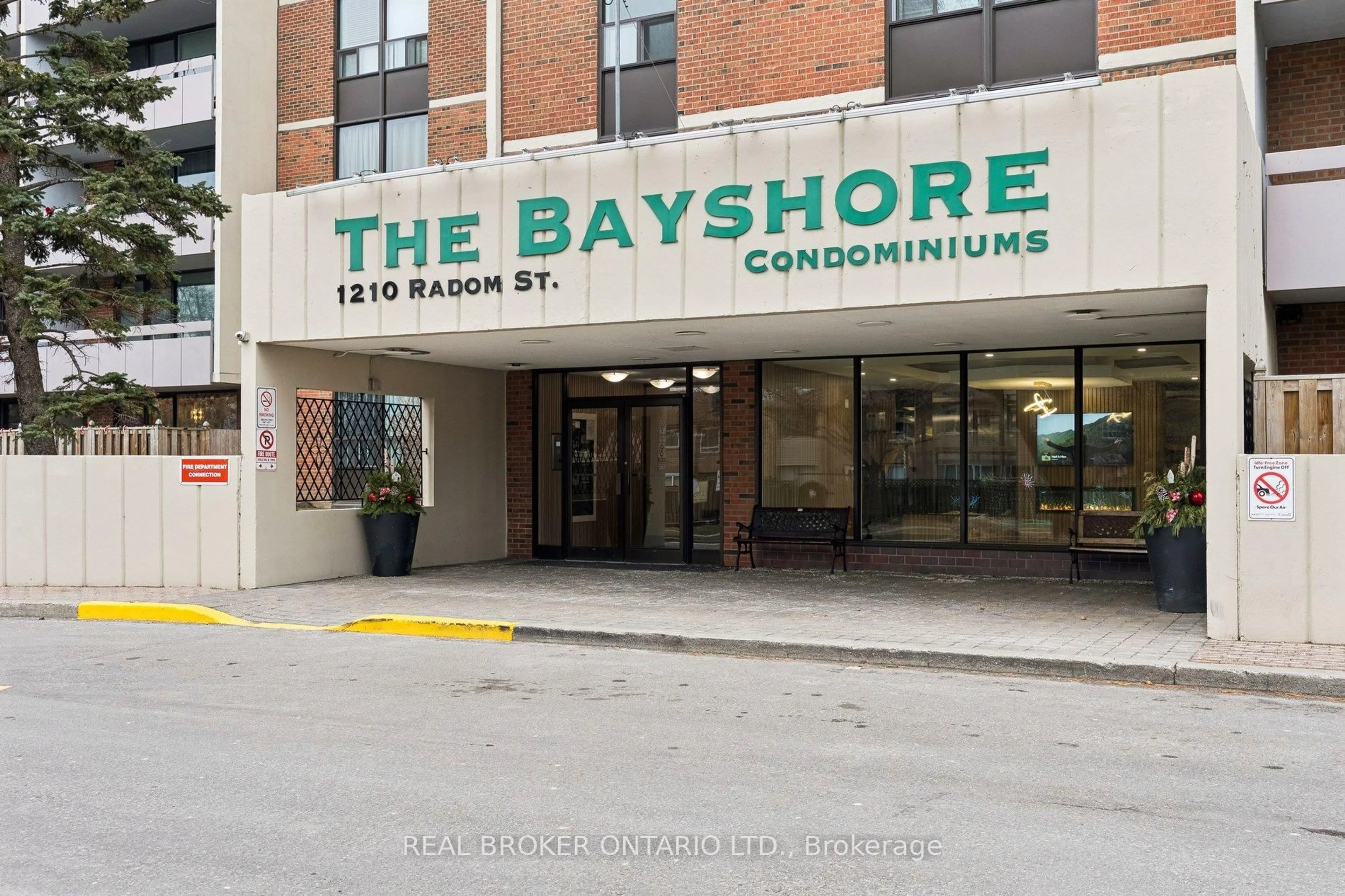 Indoor foyer for 1210 Radom St #209, Pickering Ontario L1W 2Z3