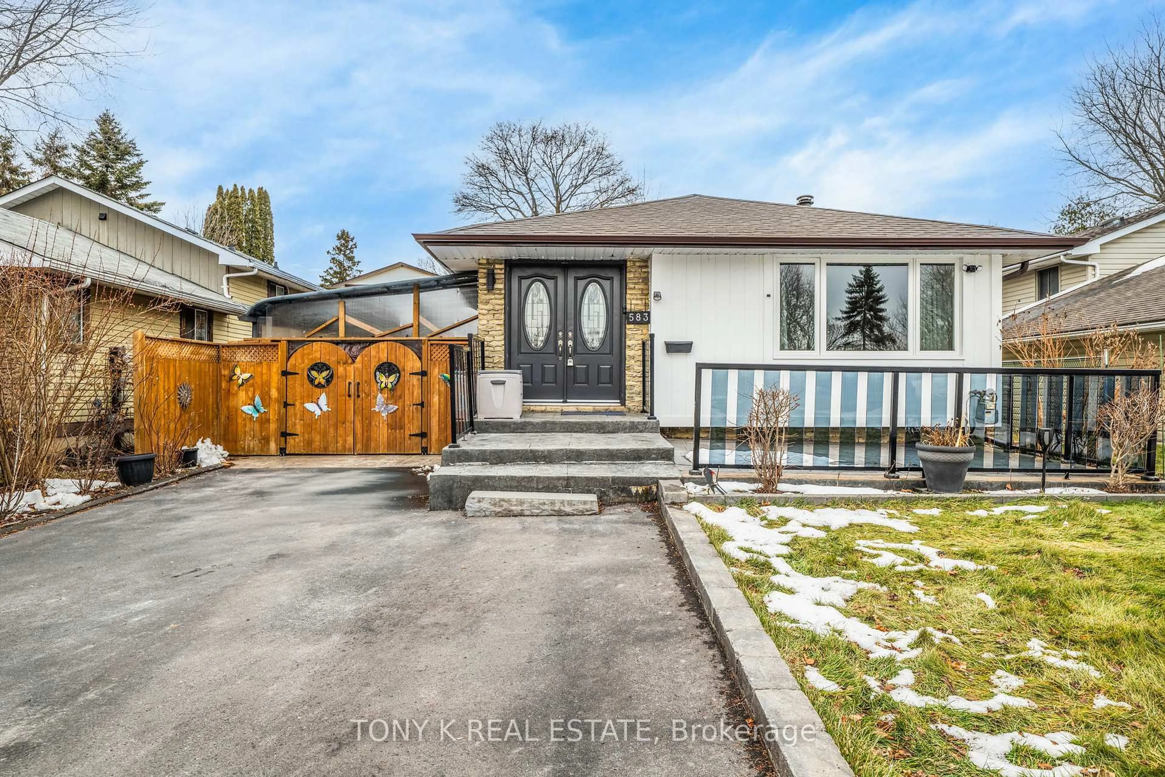 A pic from outside/outdoor area/front of a property/back of a property/a pic from drone, street for 583 Annandale St, Oshawa Ontario L1H 7S6