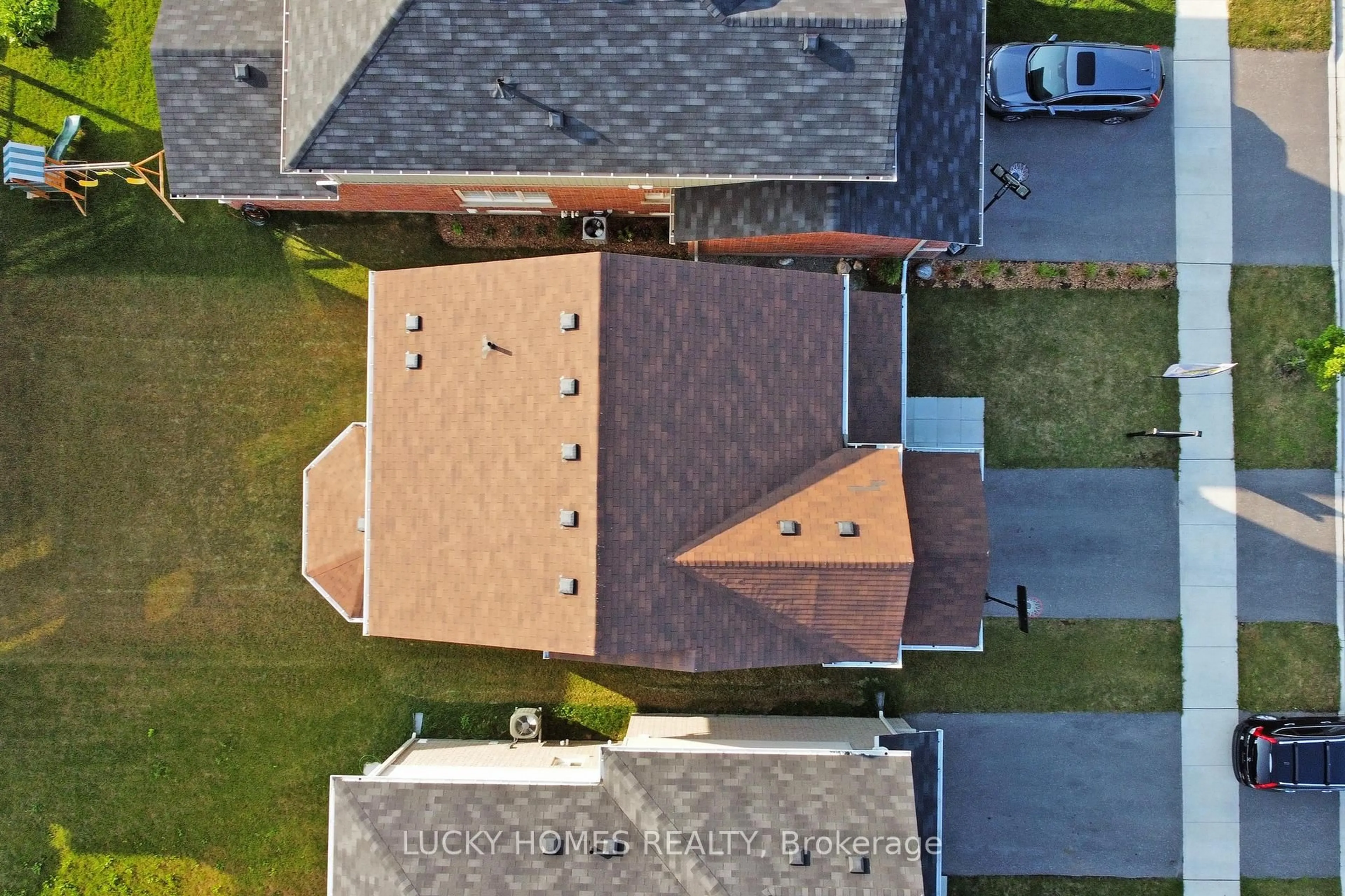 A pic from outside/outdoor area/front of a property/back of a property/a pic from drone, unknown for 1502 Dunedin Cres, Oshawa Ontario L1K 0T9