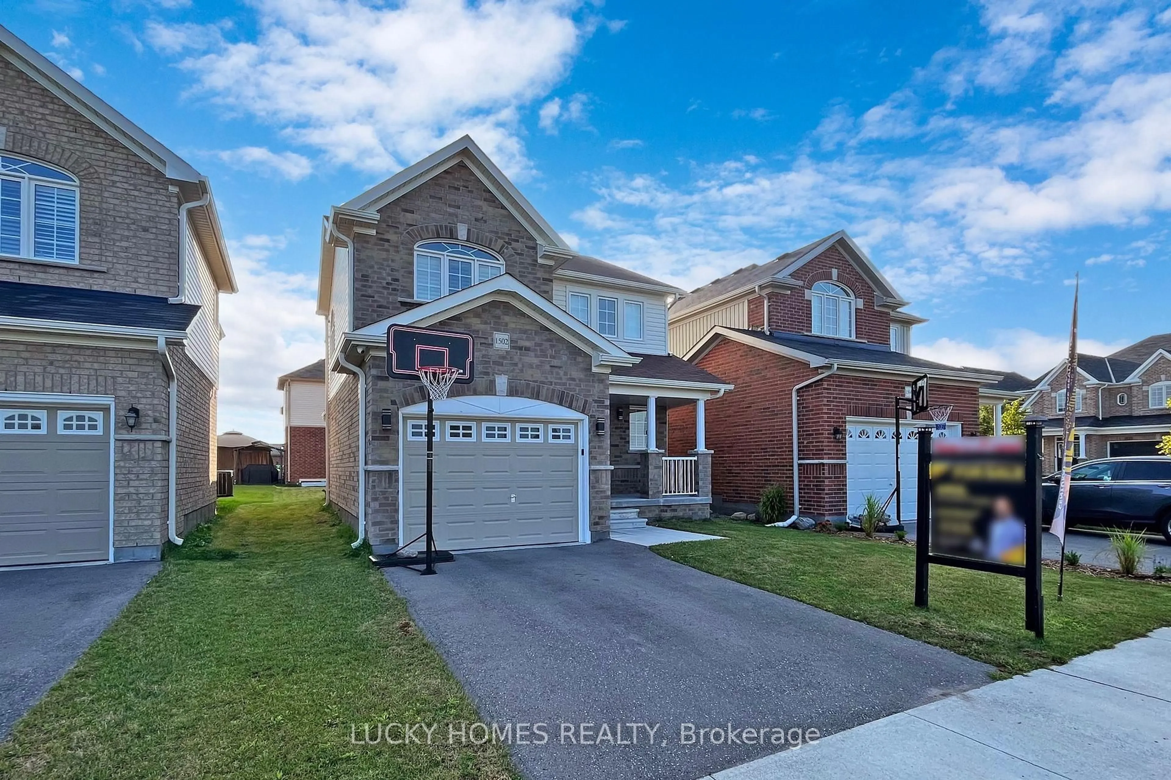 A pic from outside/outdoor area/front of a property/back of a property/a pic from drone, street for 1502 Dunedin Cres, Oshawa Ontario L1K 0T9