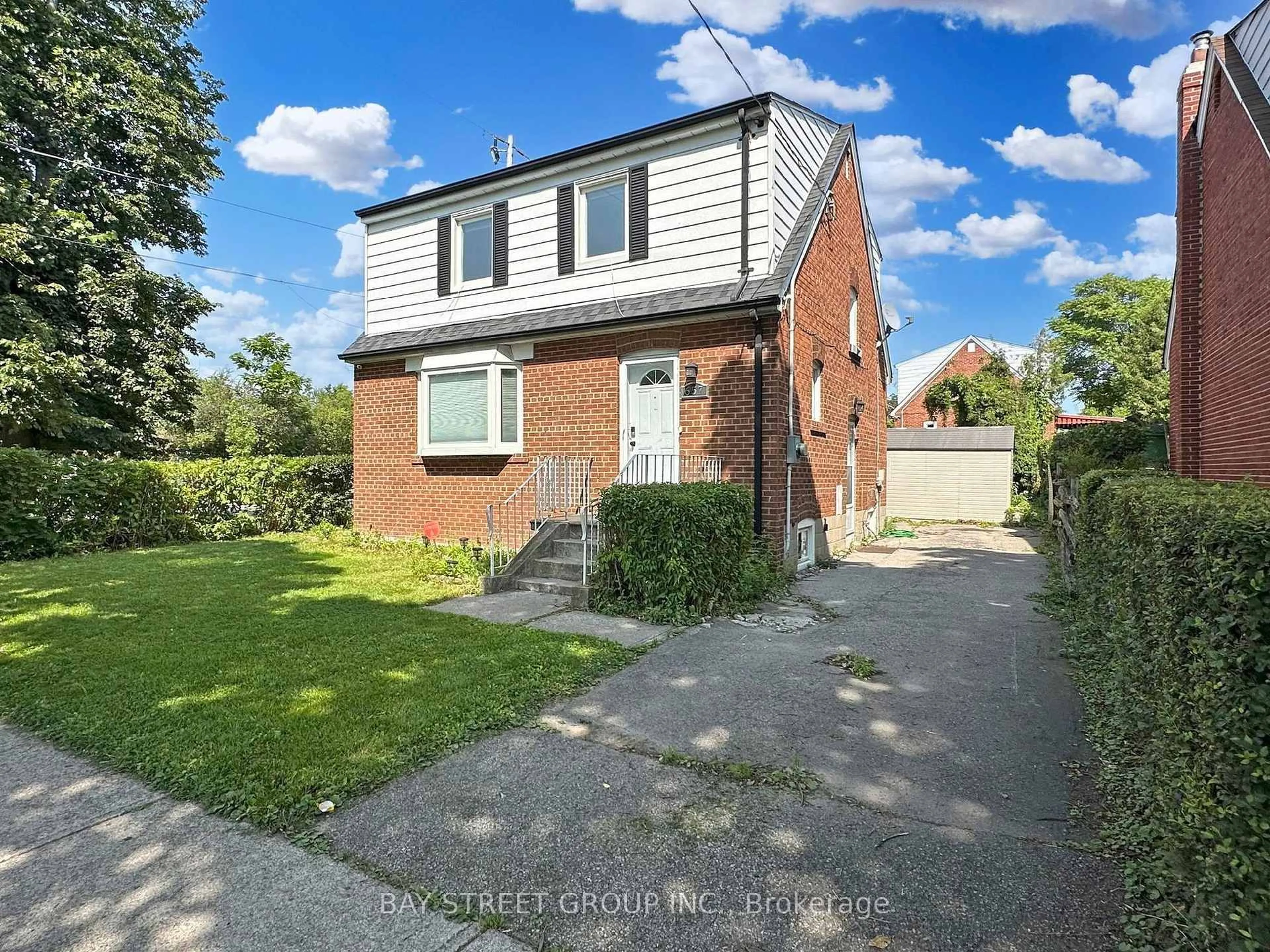 A pic from outside/outdoor area/front of a property/back of a property/a pic from drone, street for 657 Pharmacy Ave, Toronto Ontario M1L 3H6