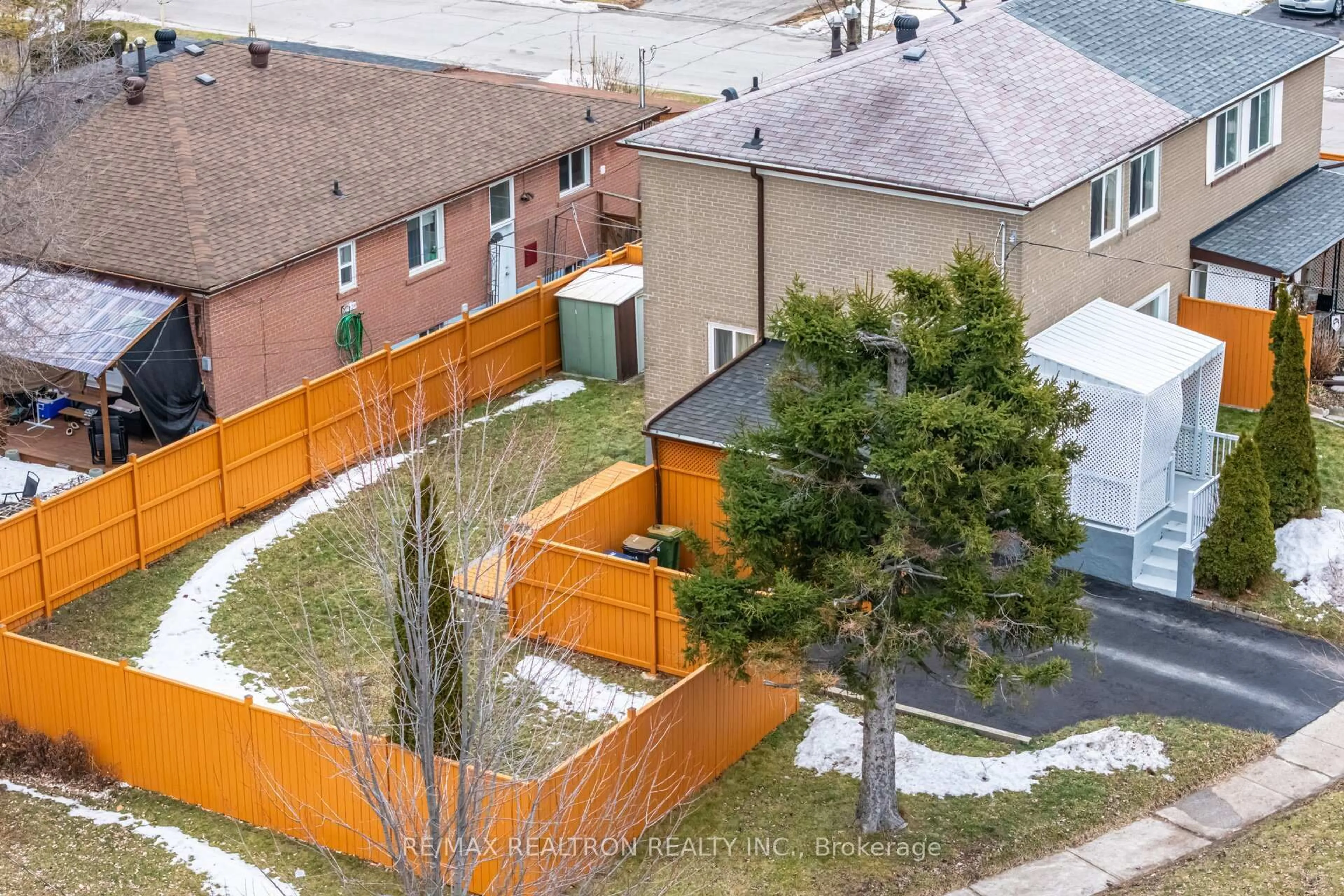 A pic from outside/outdoor area/front of a property/back of a property/a pic from drone, street for 3 Shier Dr, Toronto Ontario M1J 2T1