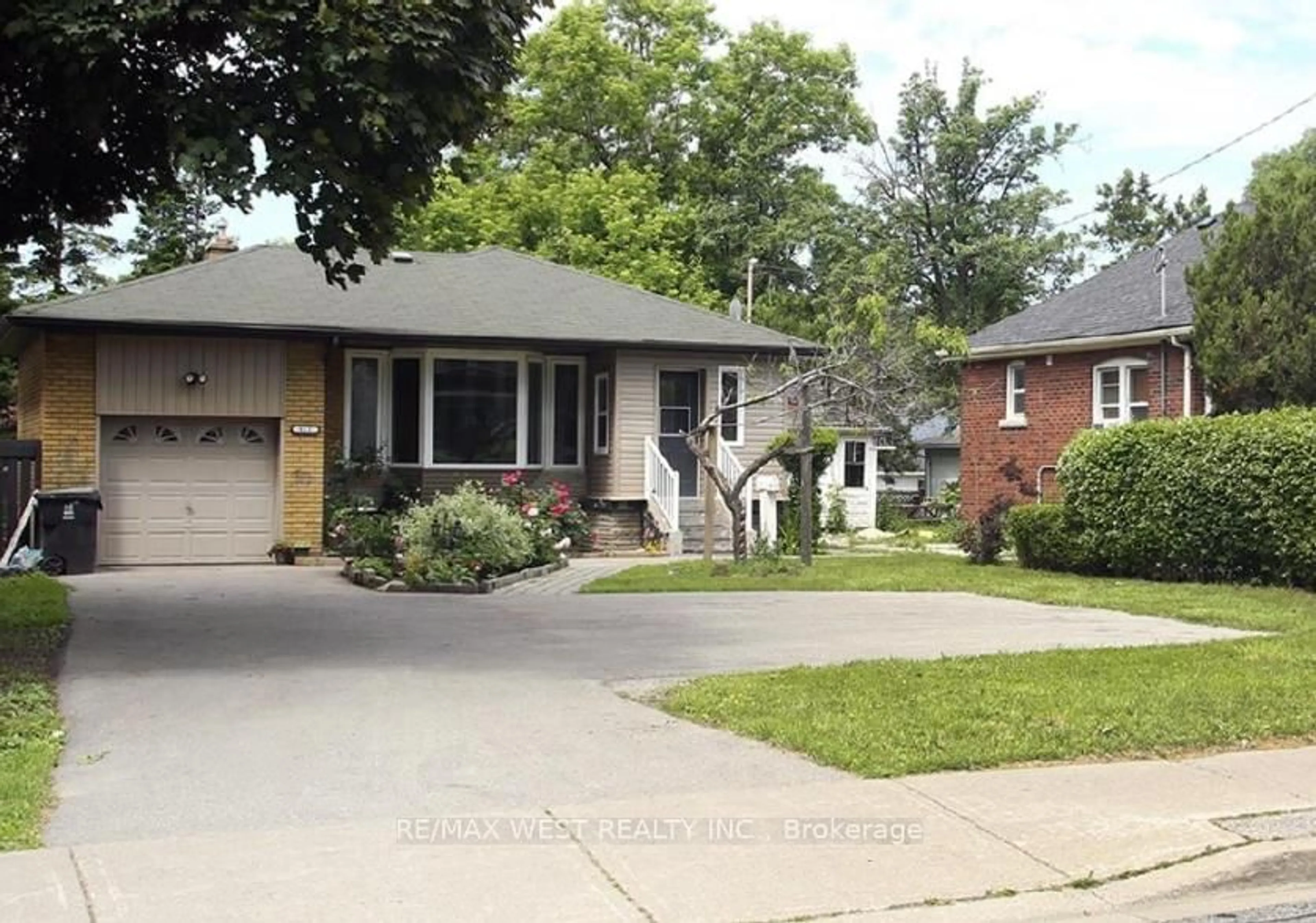 Home with brick exterior material, street for 812 Kennedy Rd, Toronto Ontario M1K 2C8