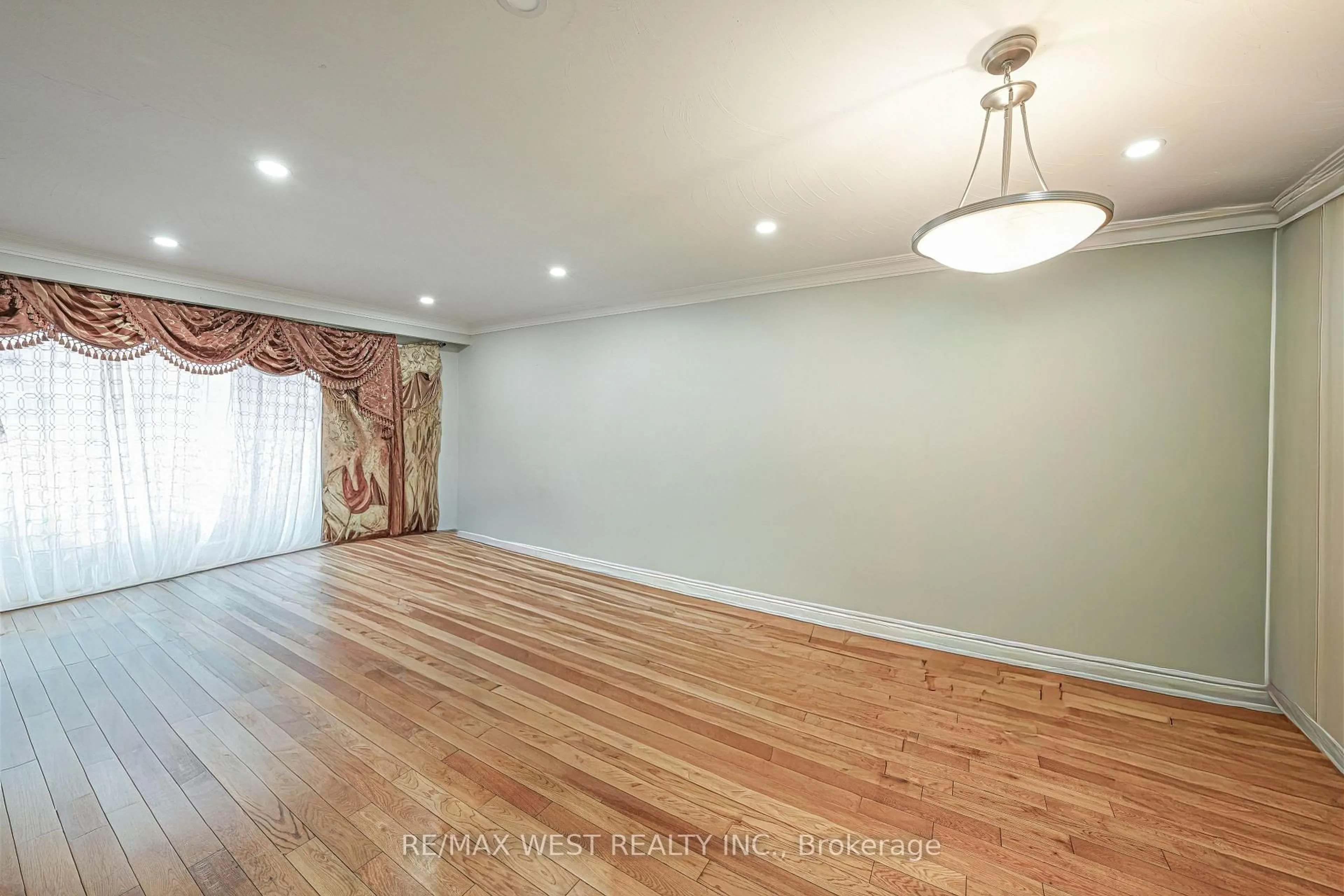 A pic of a room for 812 Kennedy Rd, Toronto Ontario M1K 2C8