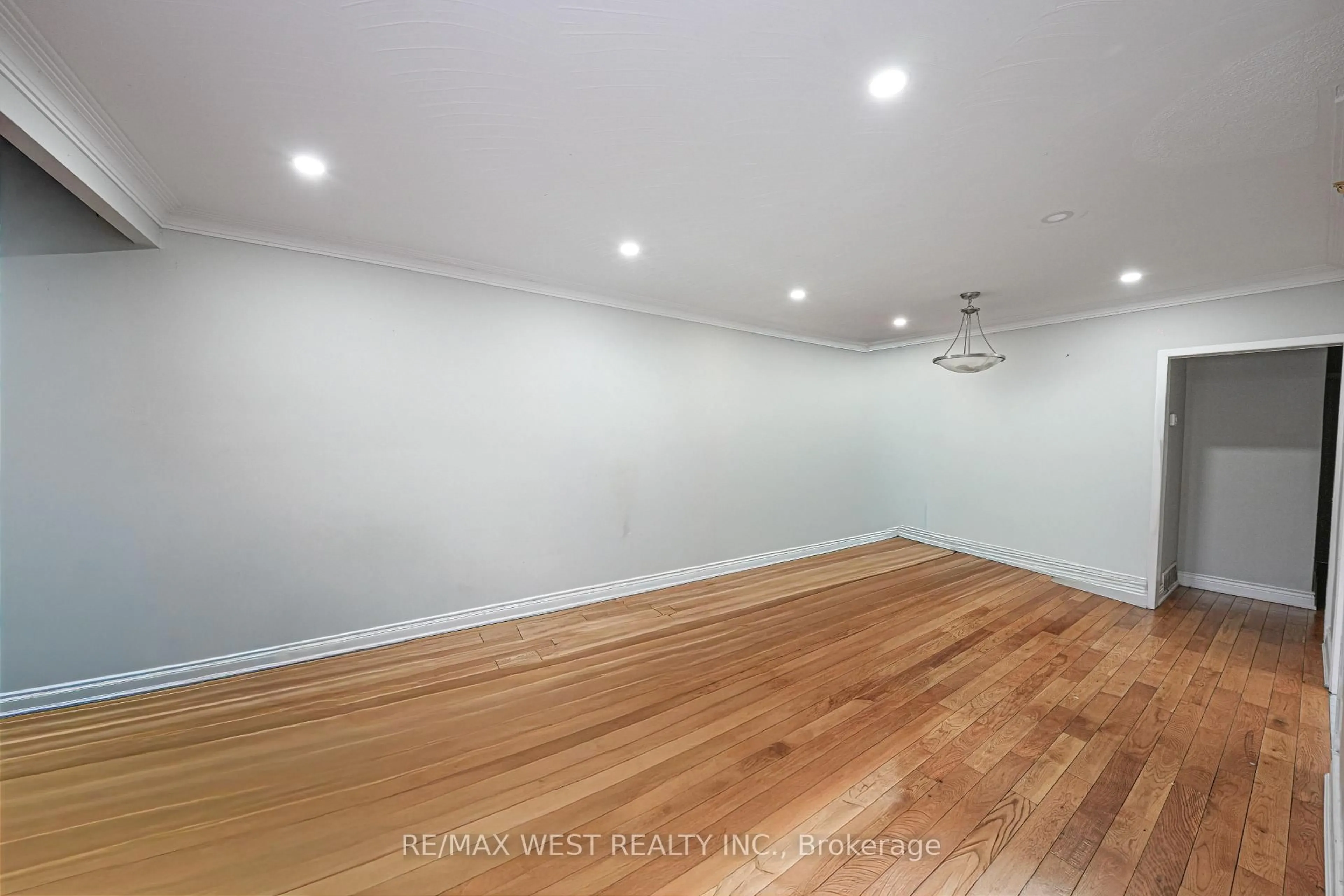 A pic of a room for 812 Kennedy Rd, Toronto Ontario M1K 2C8