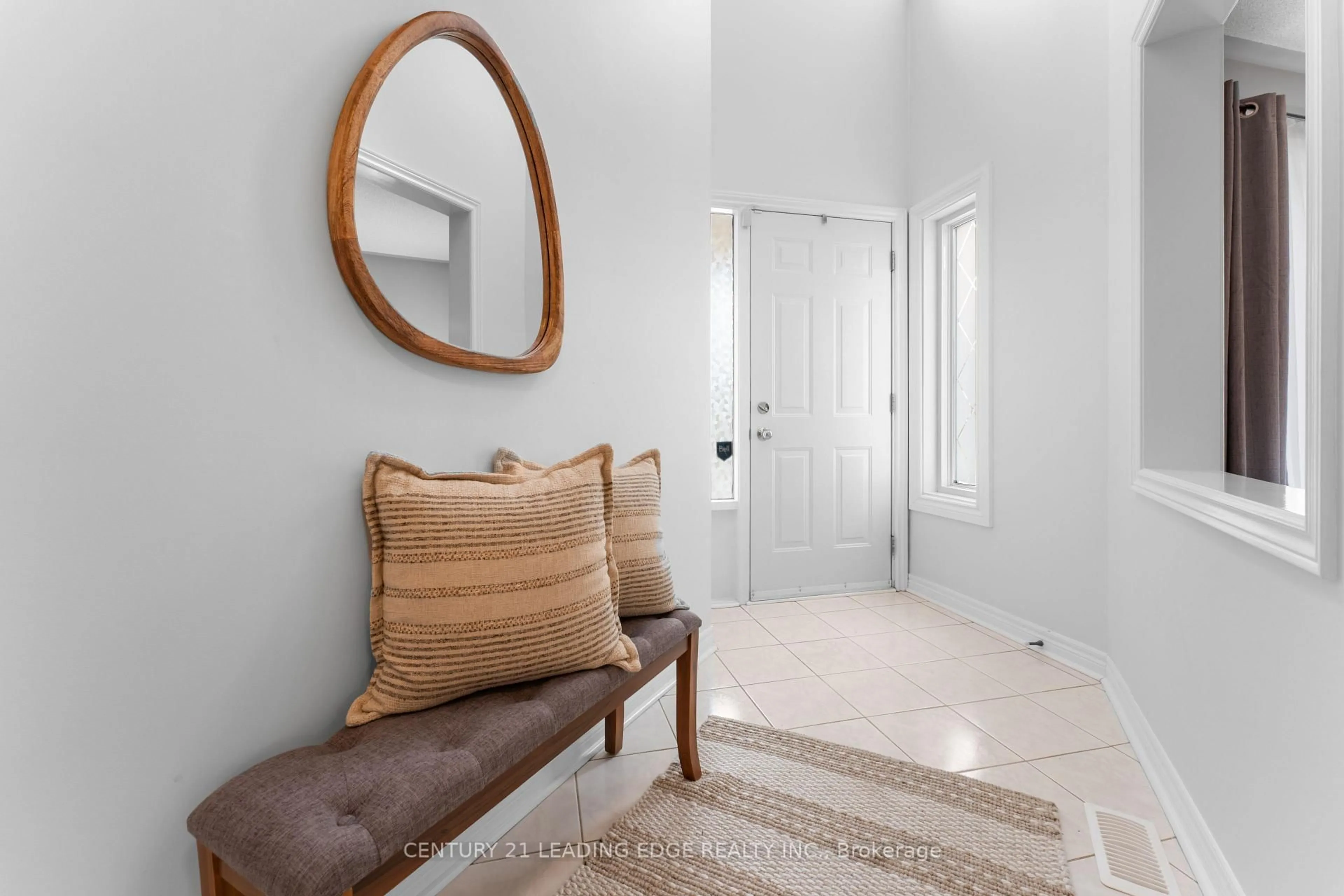 Indoor entryway for 1611 Seguin Sq, Pickering Ontario L1V 6T4