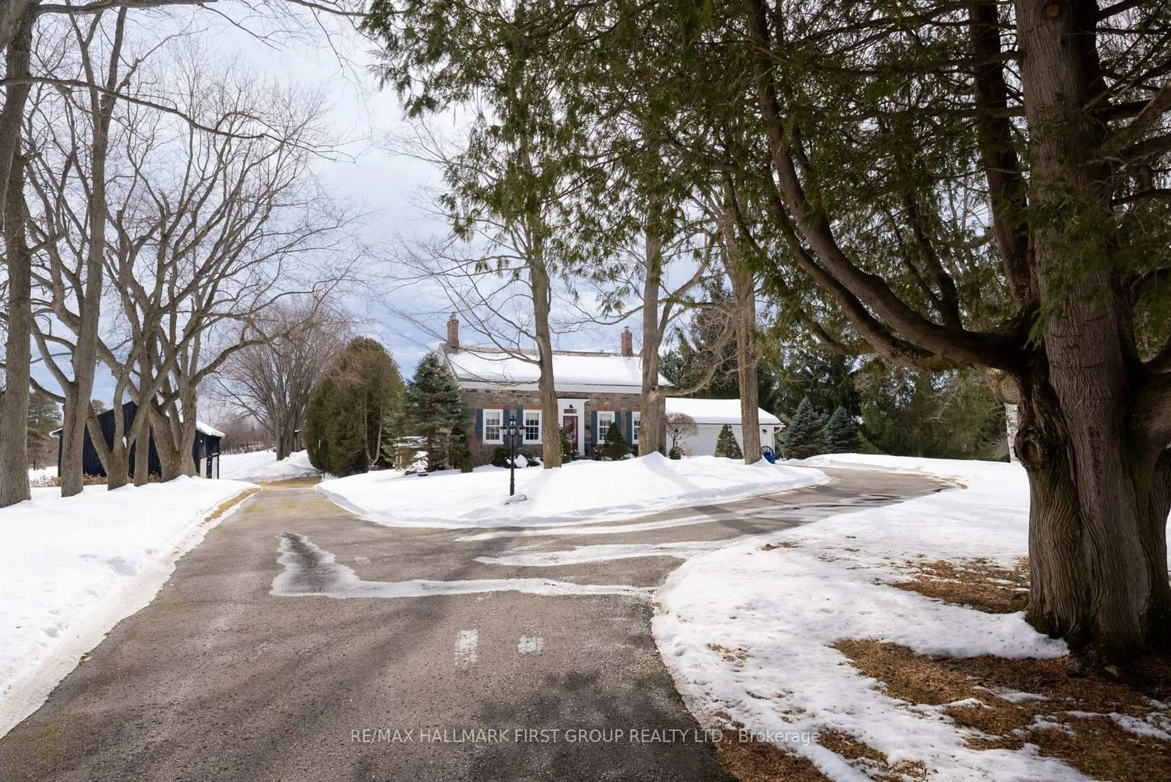 A pic from outside/outdoor area/front of a property/back of a property/a pic from drone, street for 535 Myrtle Rd, Whitby Ontario L0B 1A0