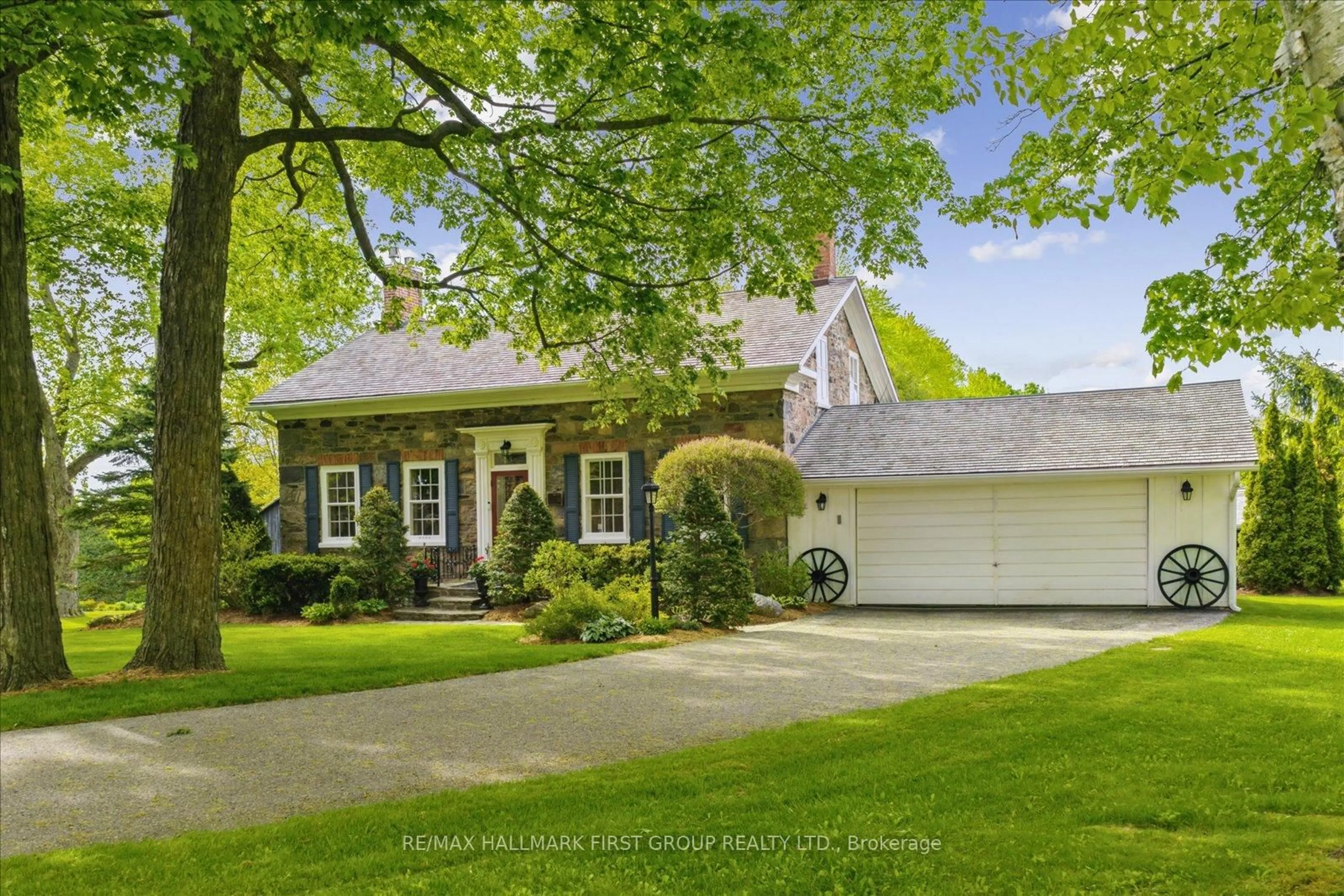 Home with vinyl exterior material, street for 535 Myrtle Rd, Whitby Ontario L0B 1A0