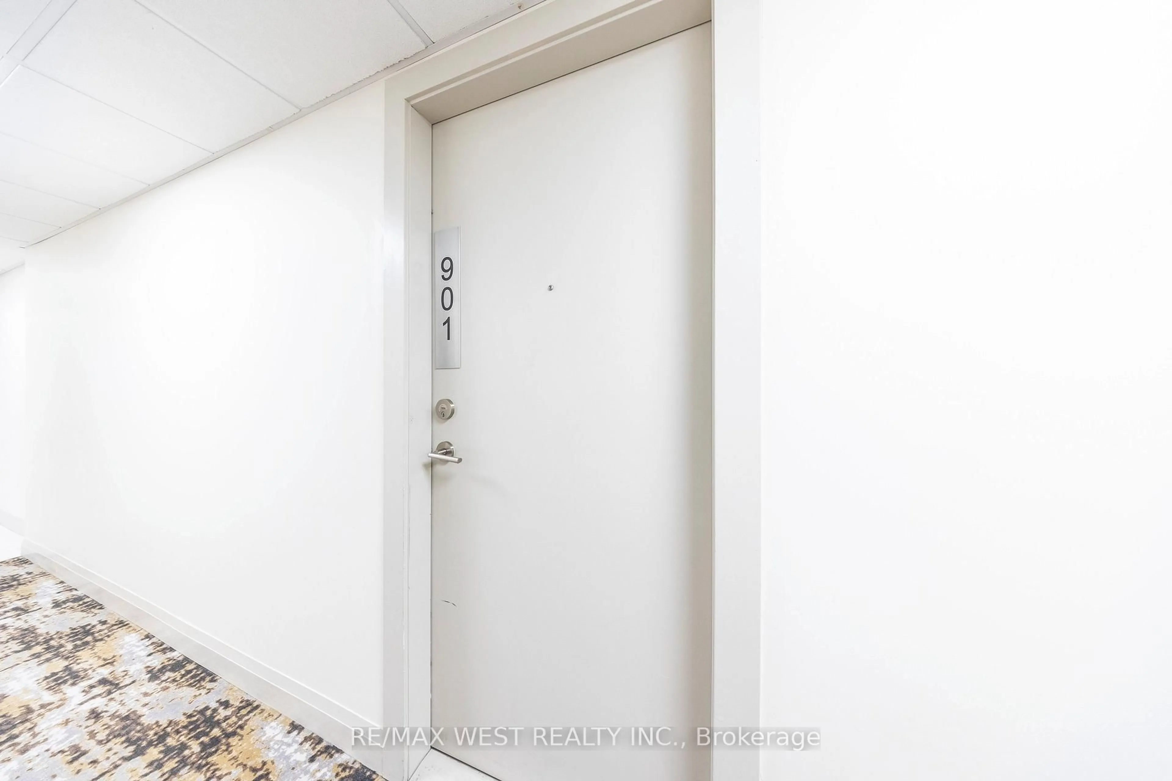 Indoor foyer for 3655 Kingston Rd #901, Toronto Ontario L6B 0X6