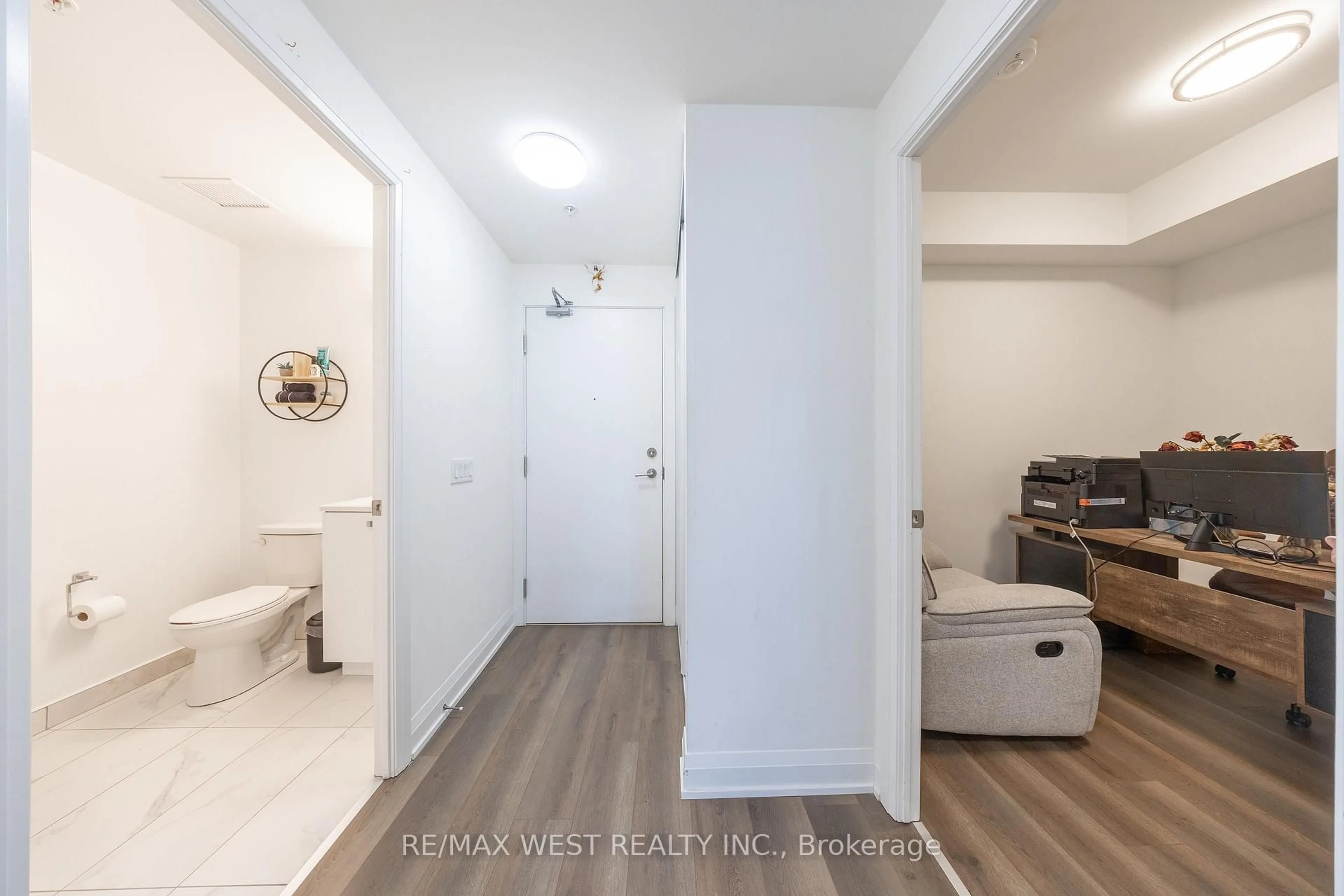 Indoor entryway for 3655 Kingston Rd #901, Toronto Ontario L6B 0X6