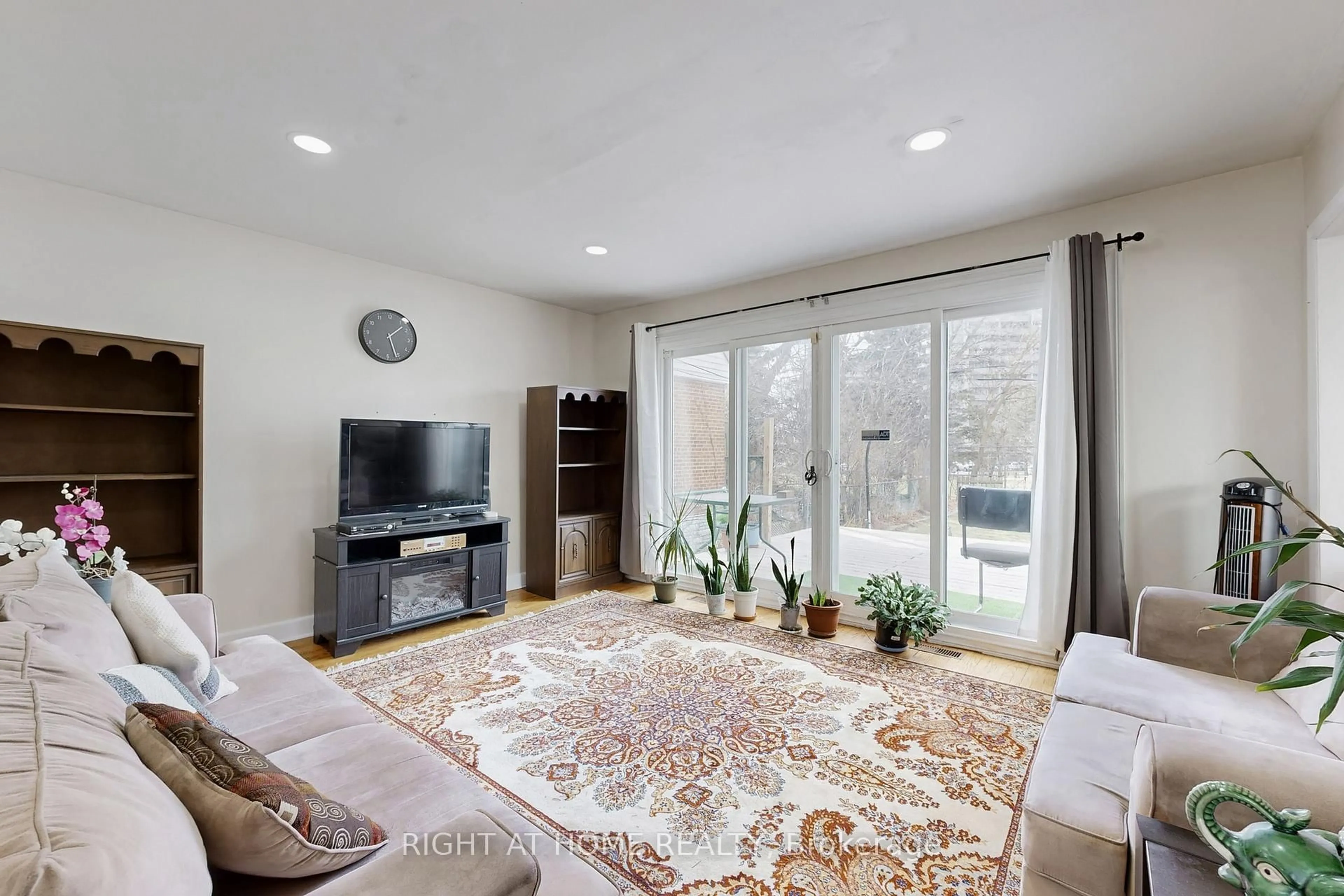 Living room with furniture, unknown for 46 Glenshephard Dr, Toronto Ontario M1K 4N3