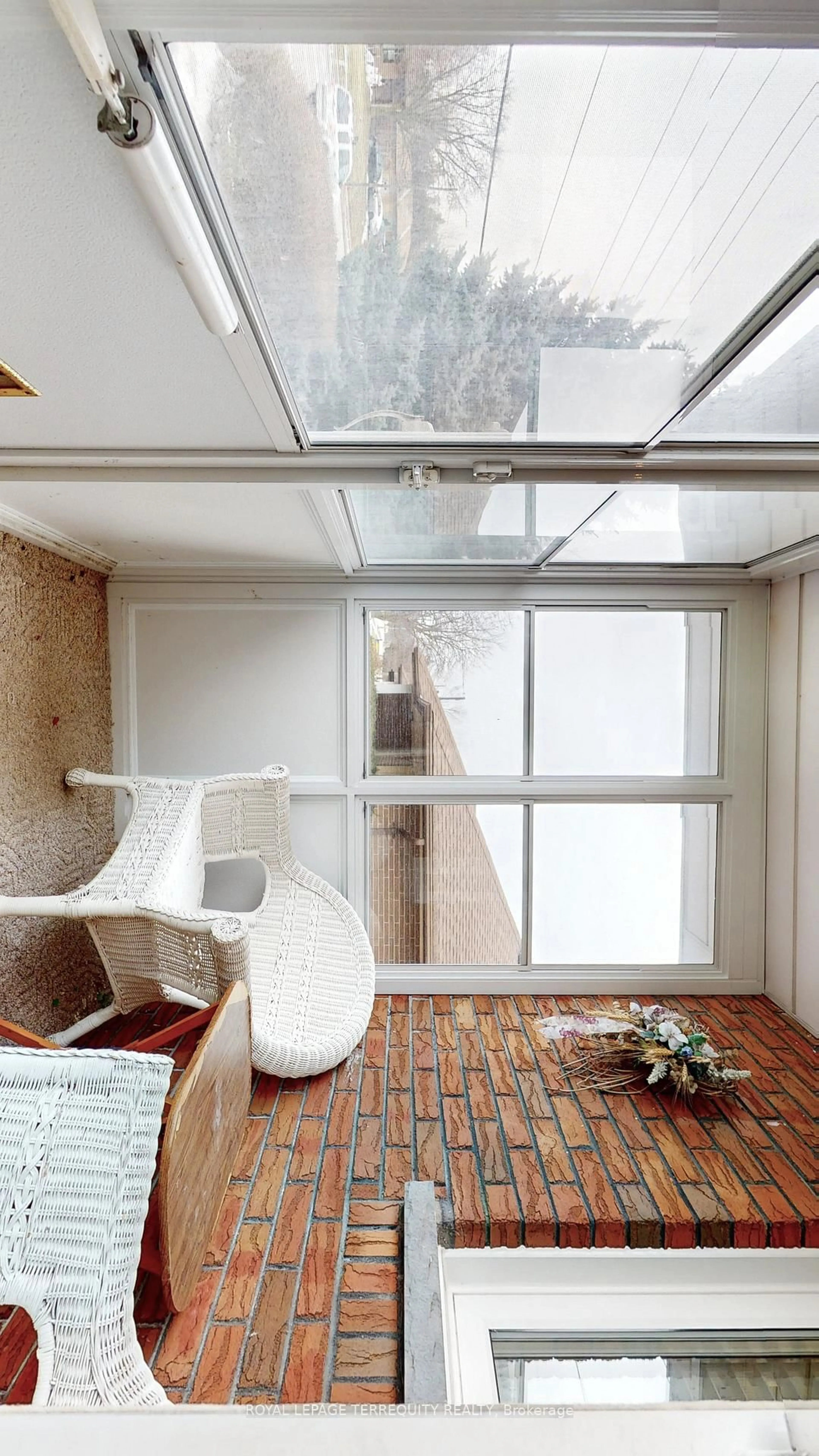 Unknown for 383 Rossland Rd, Oshawa Ontario L1J 3G7