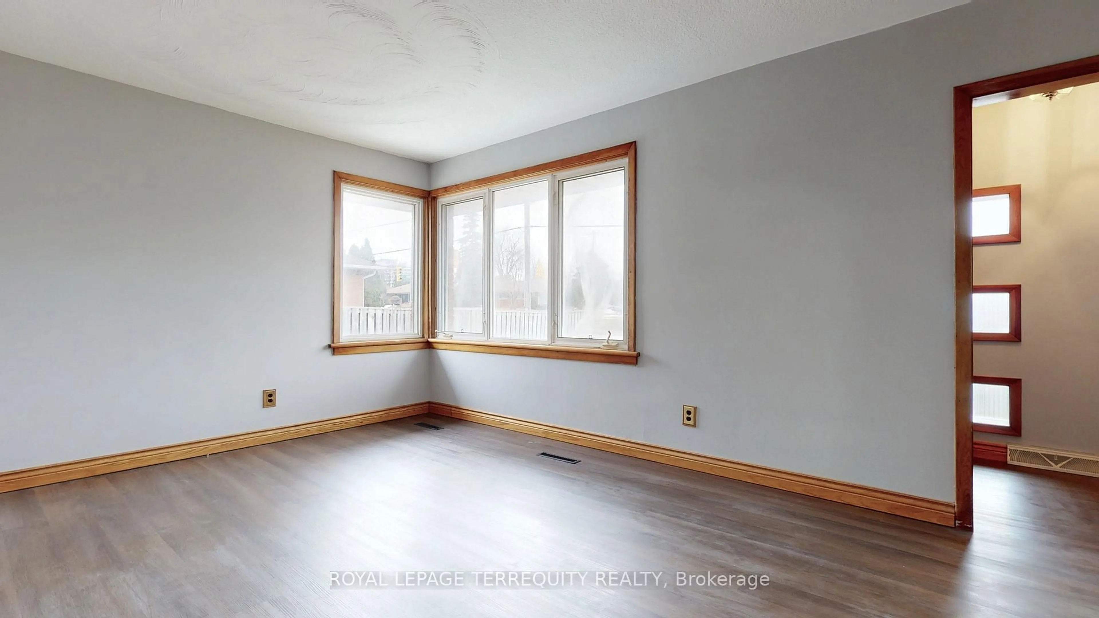 A pic of a room for 383 Rossland Rd, Oshawa Ontario L1J 3G7