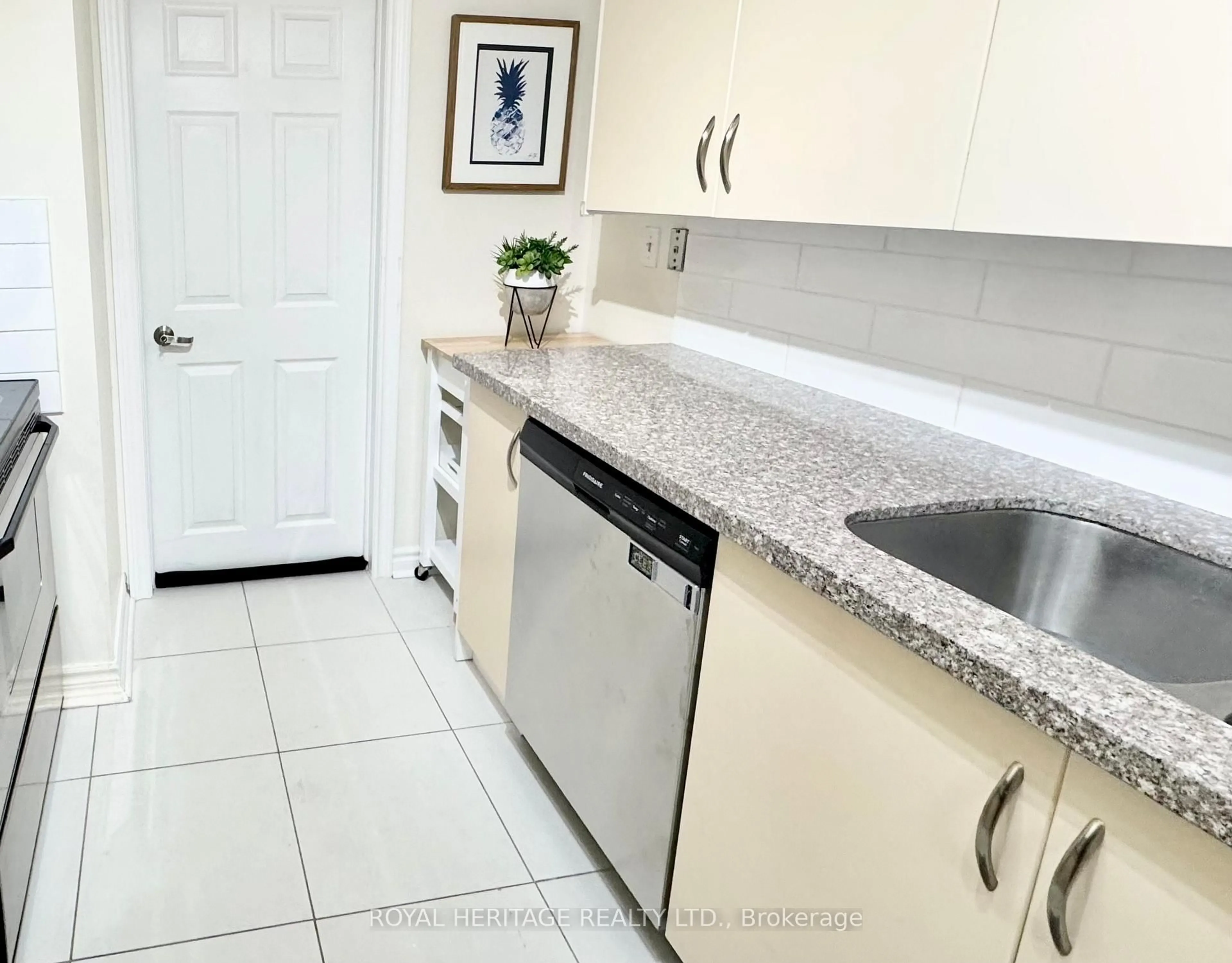 Standard kitchen, ceramic/tile floor for 11753 Sheppard Ave #622, Toronto Ontario M1B 5M3