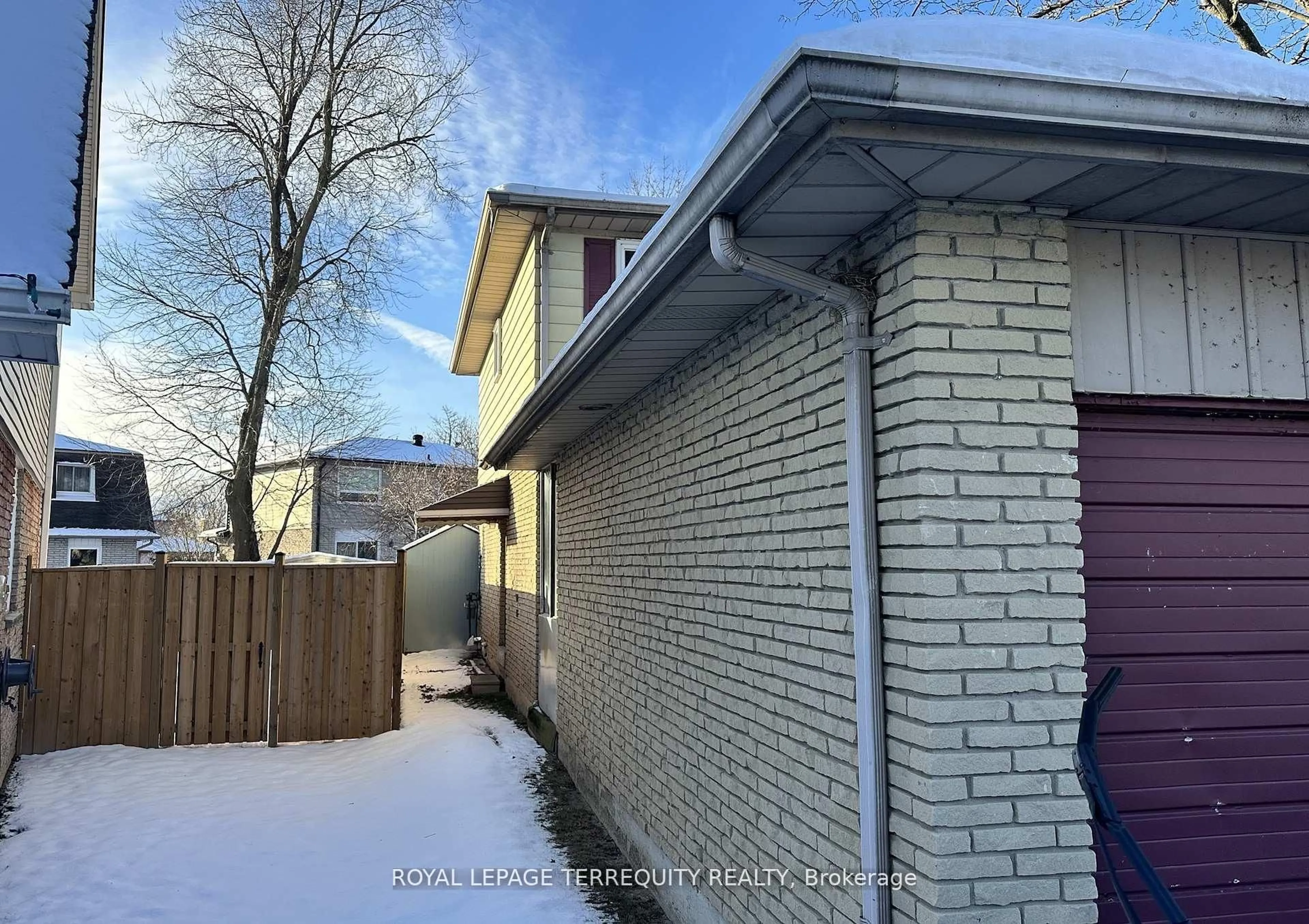 Home with brick exterior material, street for 527 Carmello Crt, Pickering Ontario L1W 2Z4