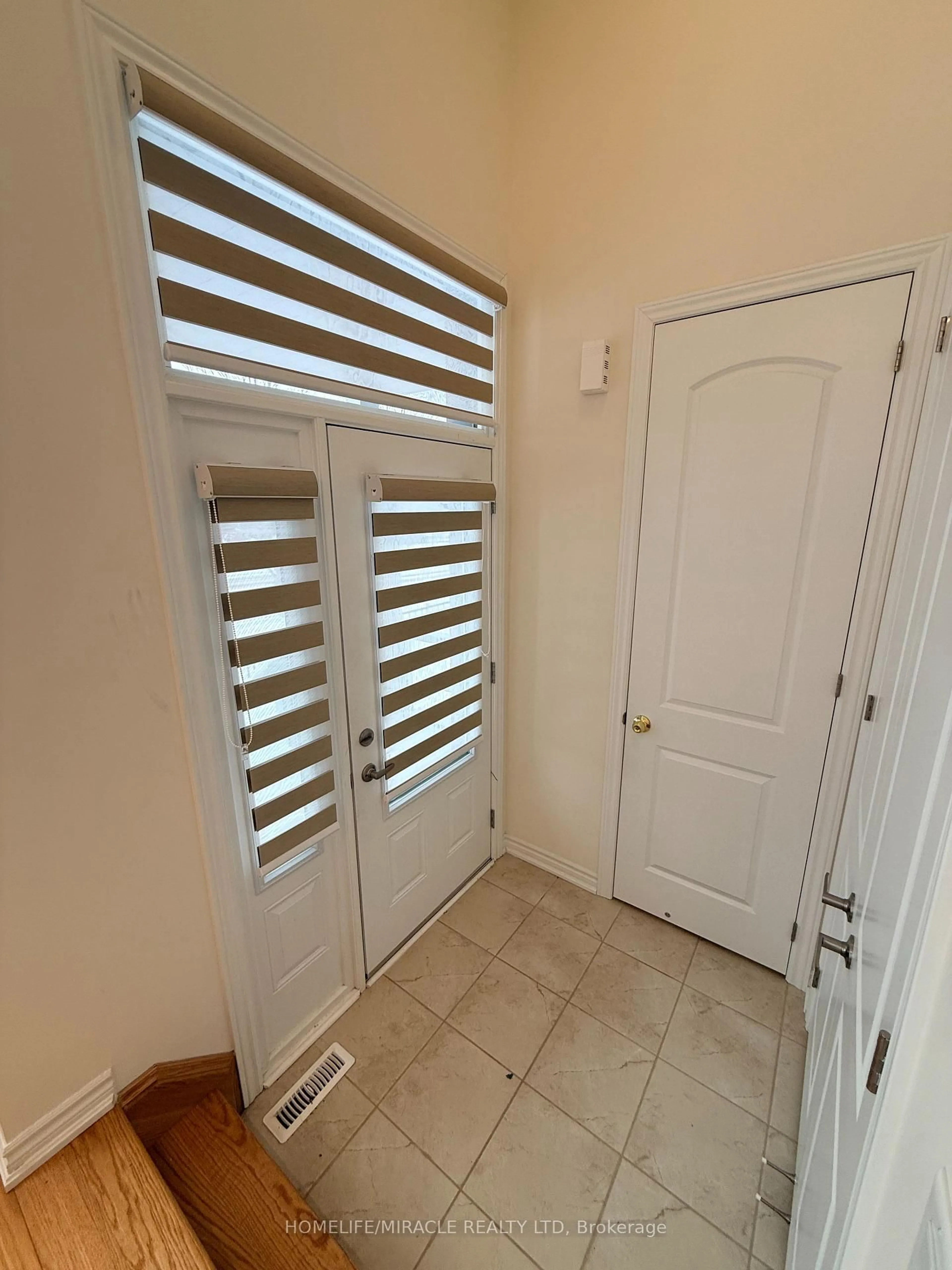 Indoor entryway for 27 Mountainside Cres, Whitby Ontario L1R 0P5