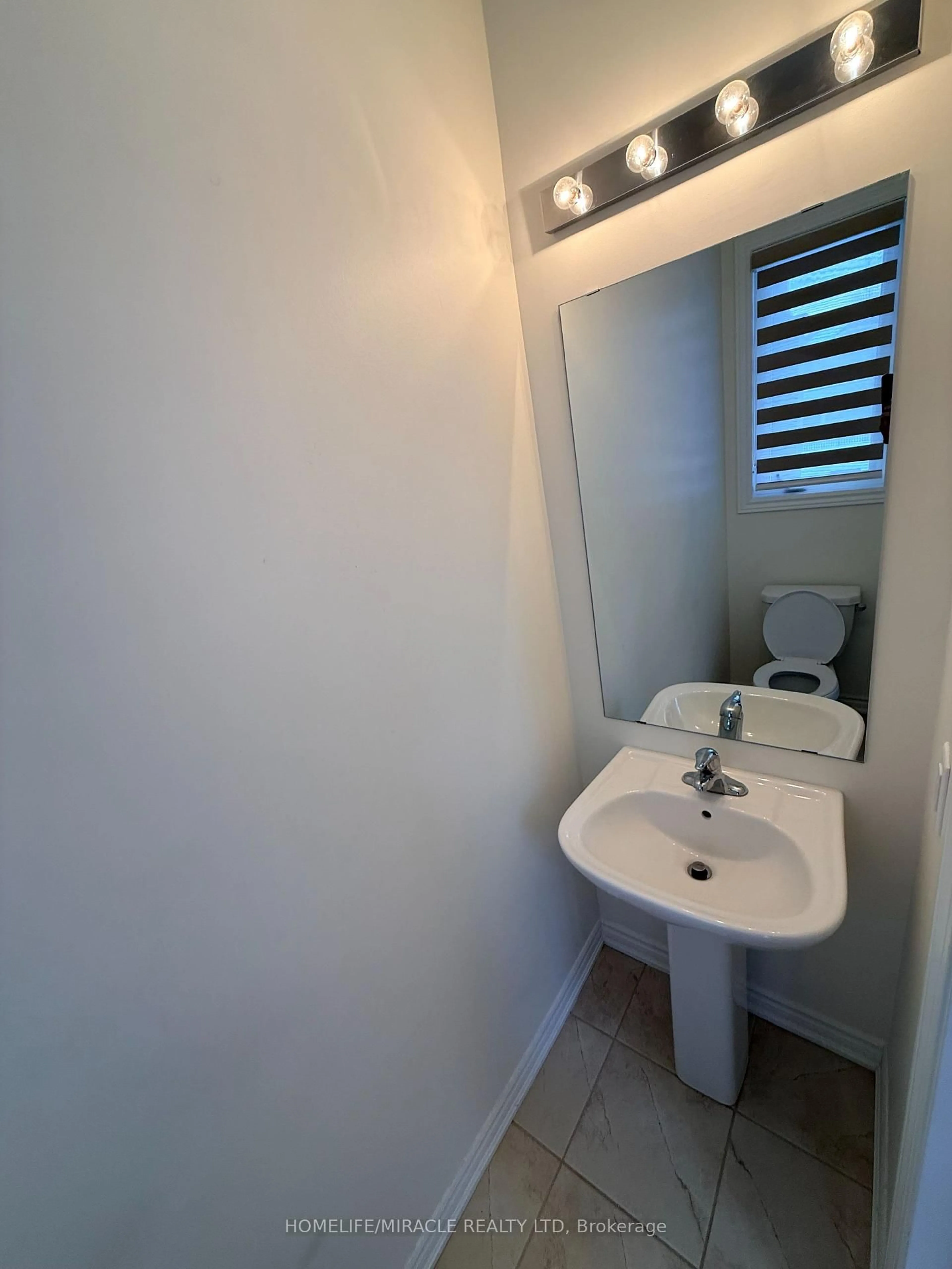 Standard bathroom, unknown for 27 Mountainside Cres, Whitby Ontario L1R 0P5