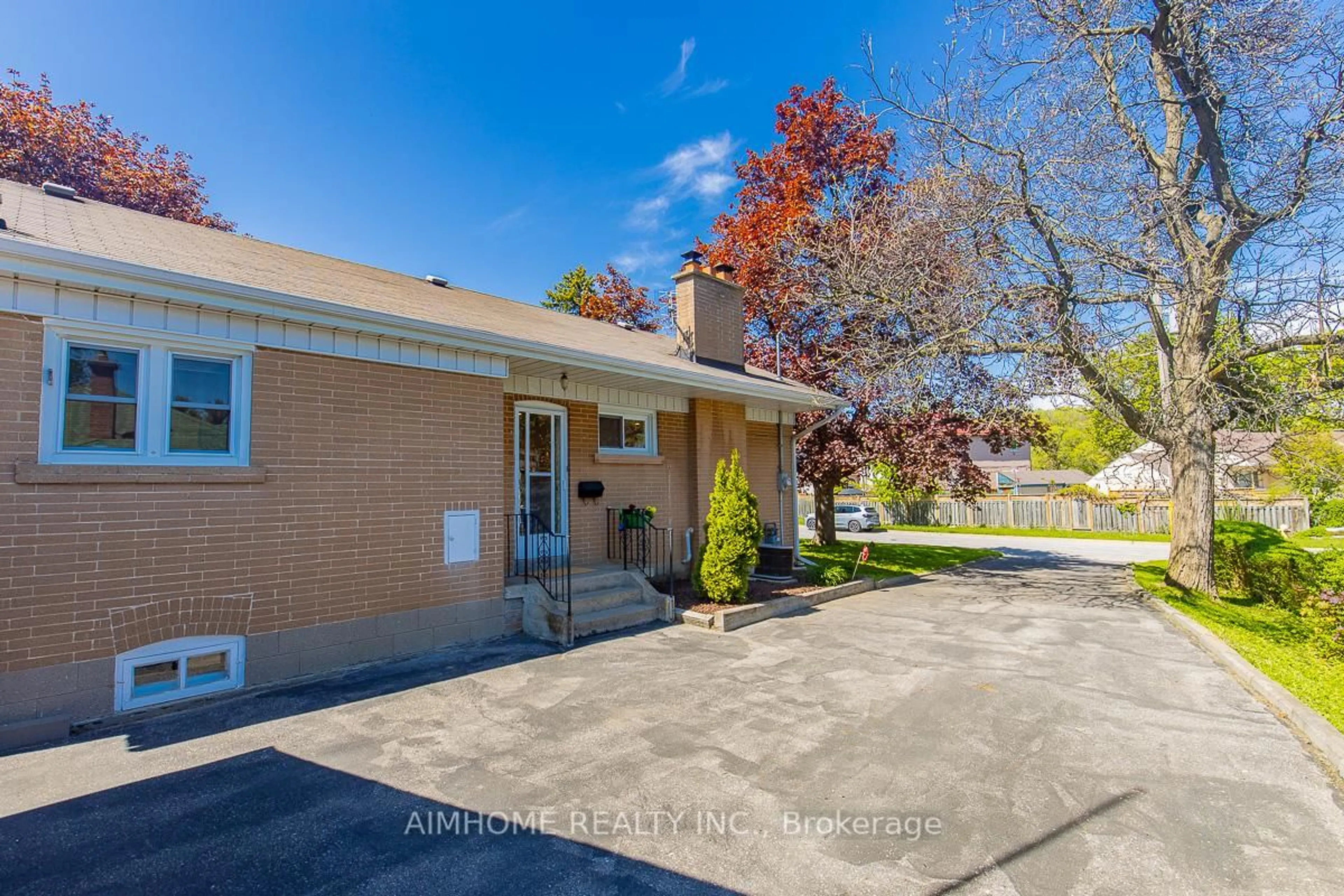 A pic from outside/outdoor area/front of a property/back of a property/a pic from drone, street for 12 Canham Cres, Toronto Ontario M1S 2H6