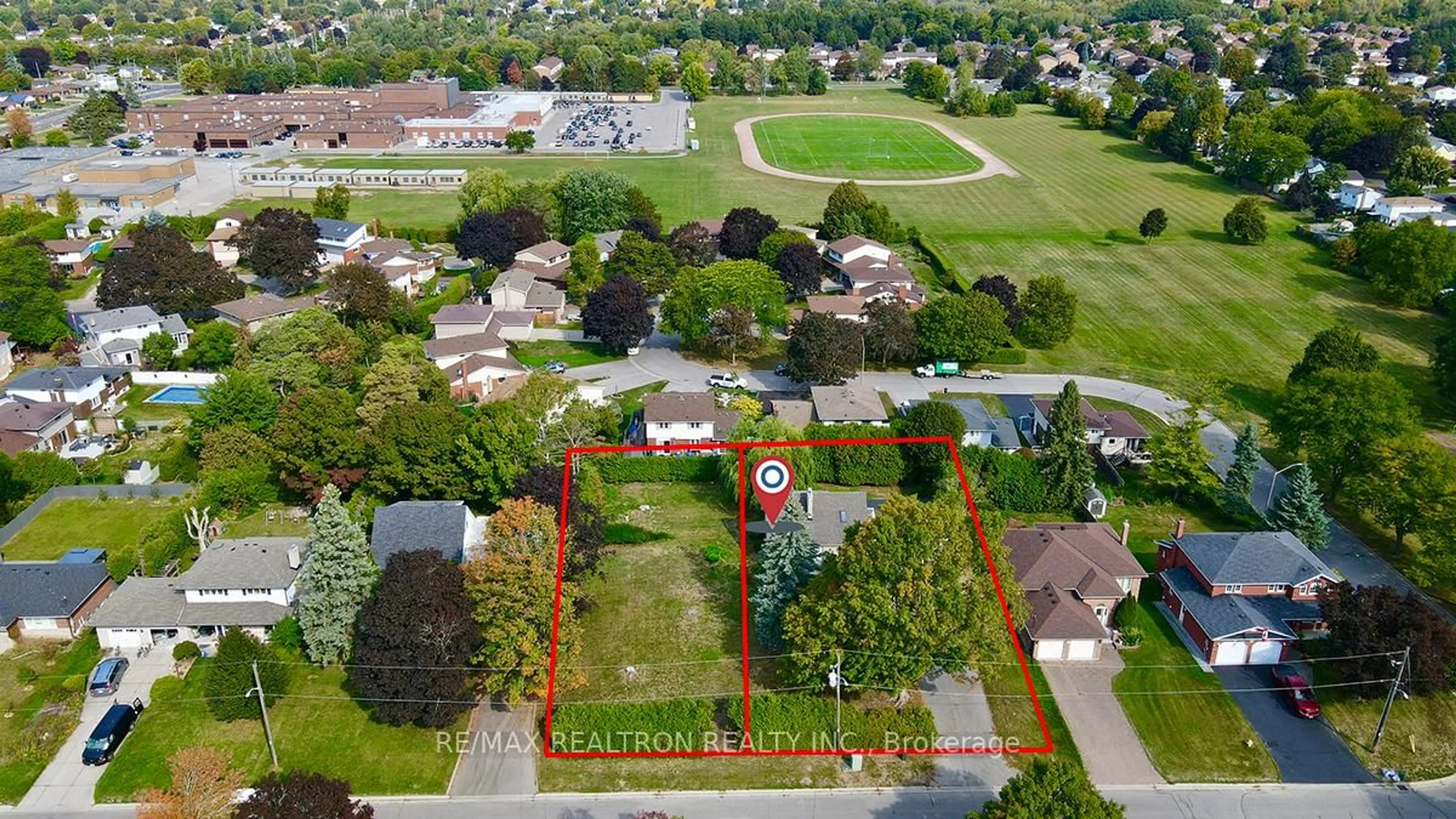 A pic from outside/outdoor area/front of a property/back of a property/a pic from drone, street for 900&904 Parklane Ave, Oshawa Ontario L1G 1N8