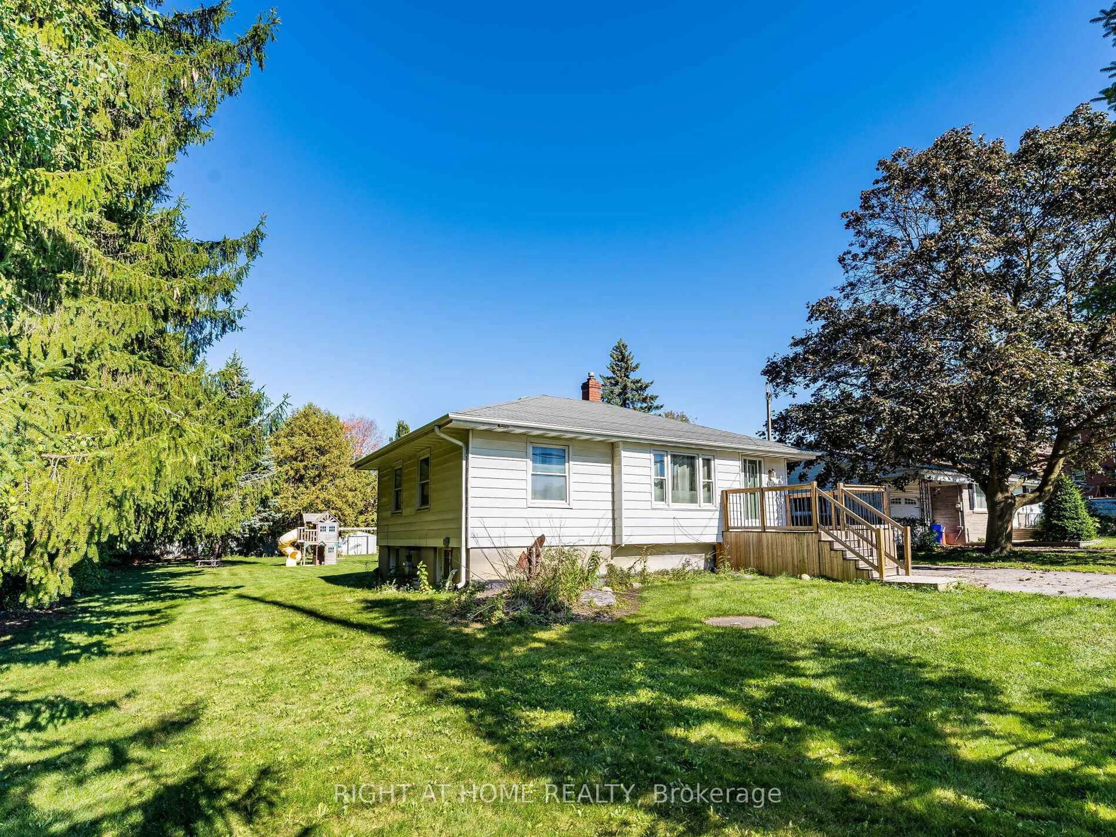 A pic from outside/outdoor area/front of a property/back of a property/a pic from drone, street for 148 Winchester Rd, Whitby Ontario L1M 1X2