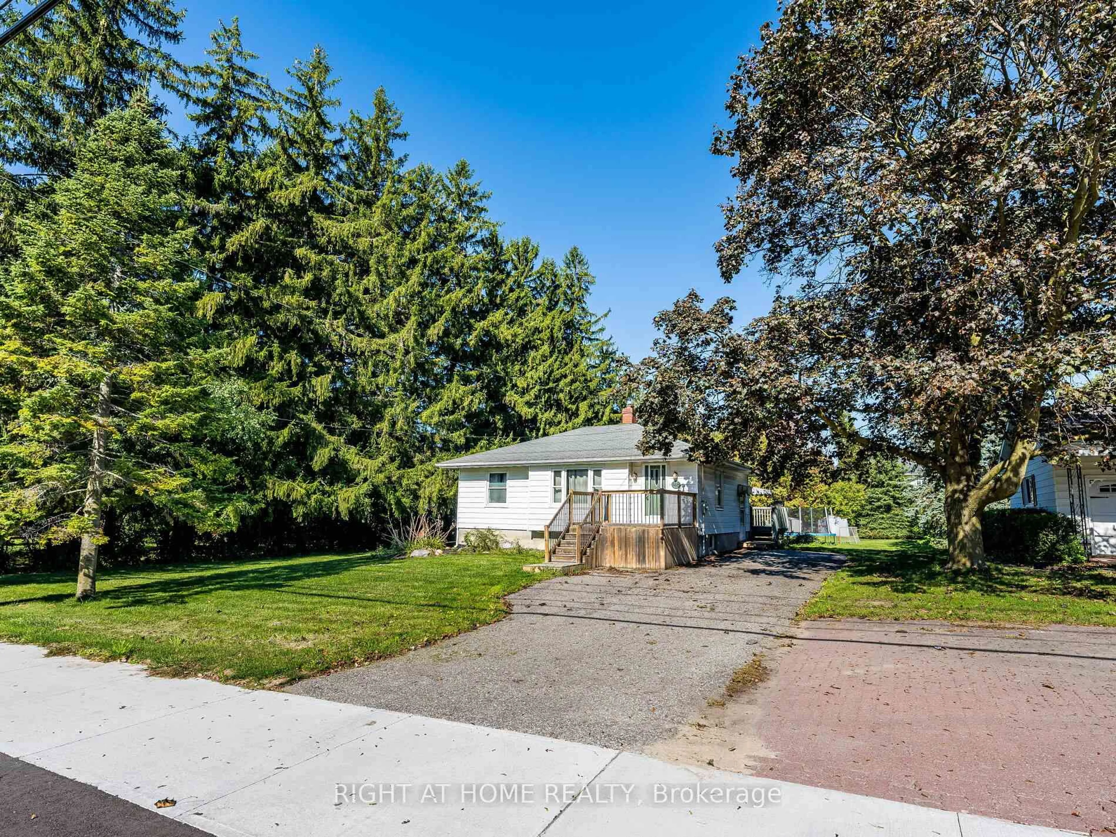 A pic from outside/outdoor area/front of a property/back of a property/a pic from drone, street for 148 Winchester Rd, Whitby Ontario L1M 1X2