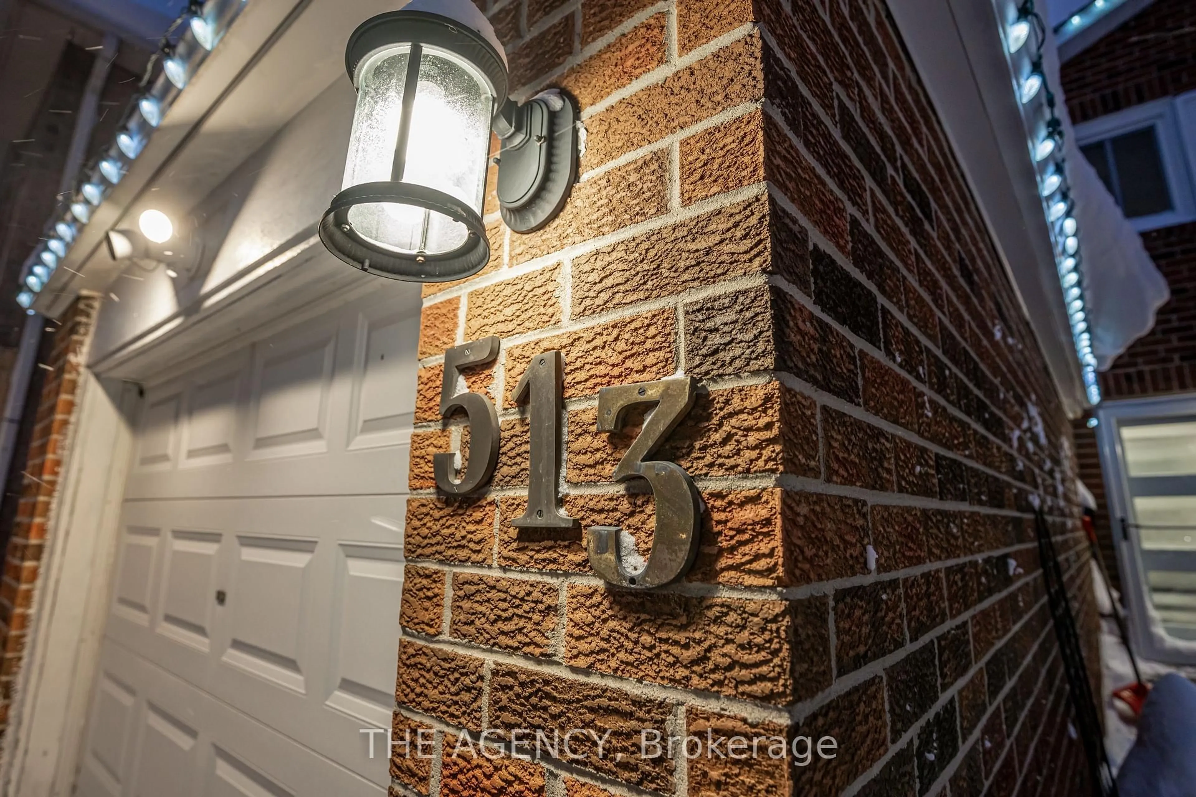 Indoor entryway for 513 Alder Crt, Pickering Ontario L1V 4T2