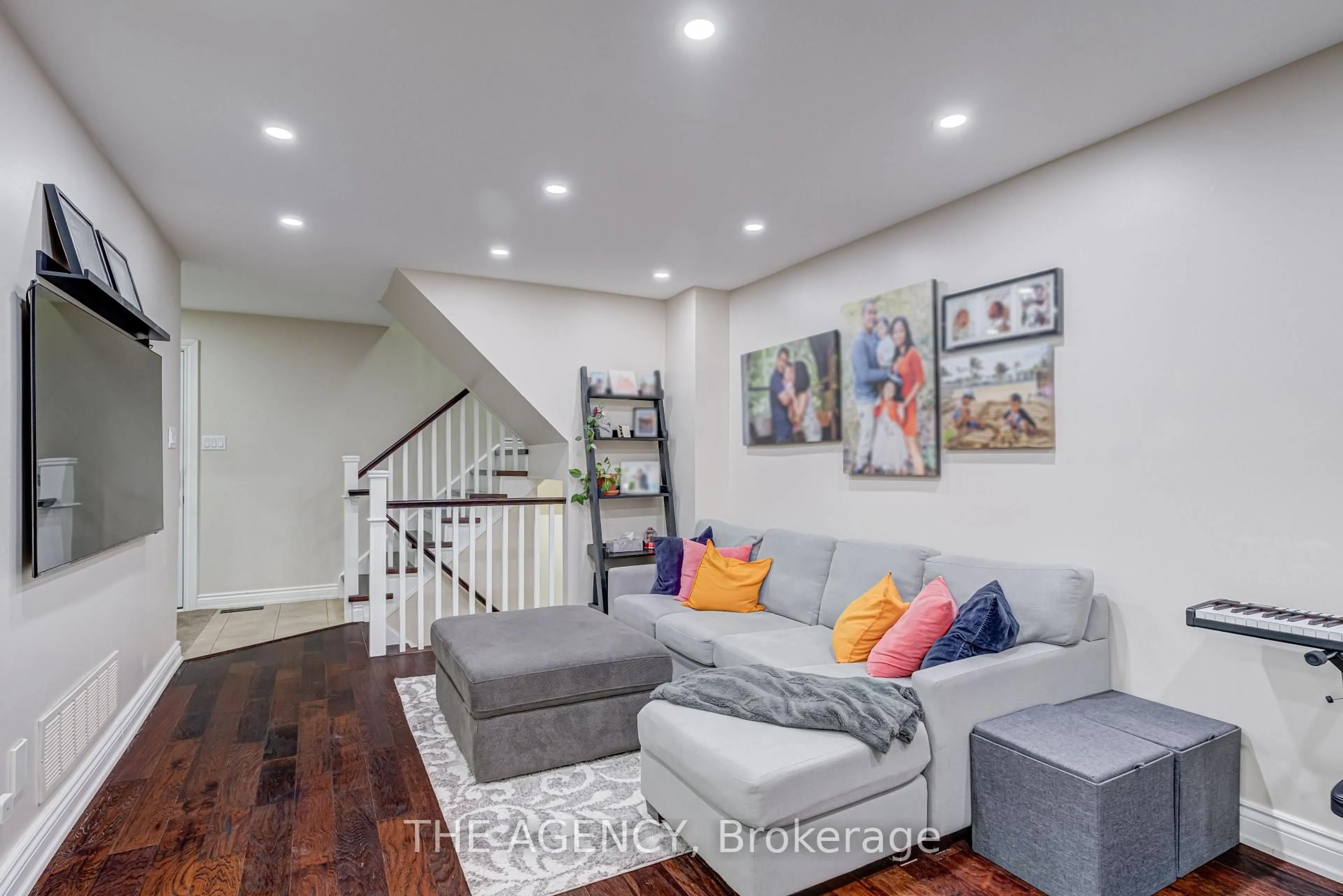 Living room with furniture, unknown for 513 Alder Crt, Pickering Ontario L1V 4T2