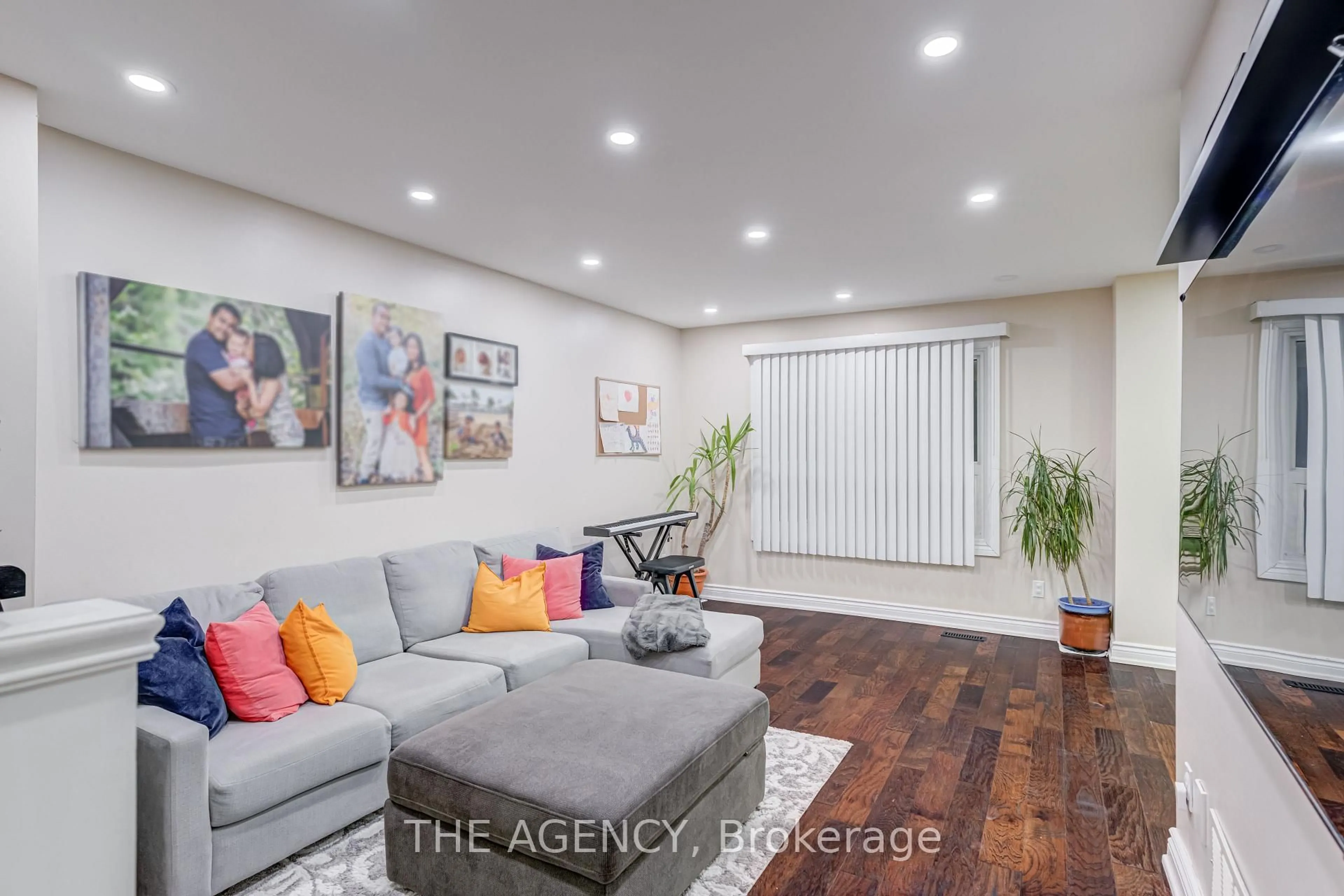 Living room with furniture, unknown for 513 Alder Crt, Pickering Ontario L1V 4T2