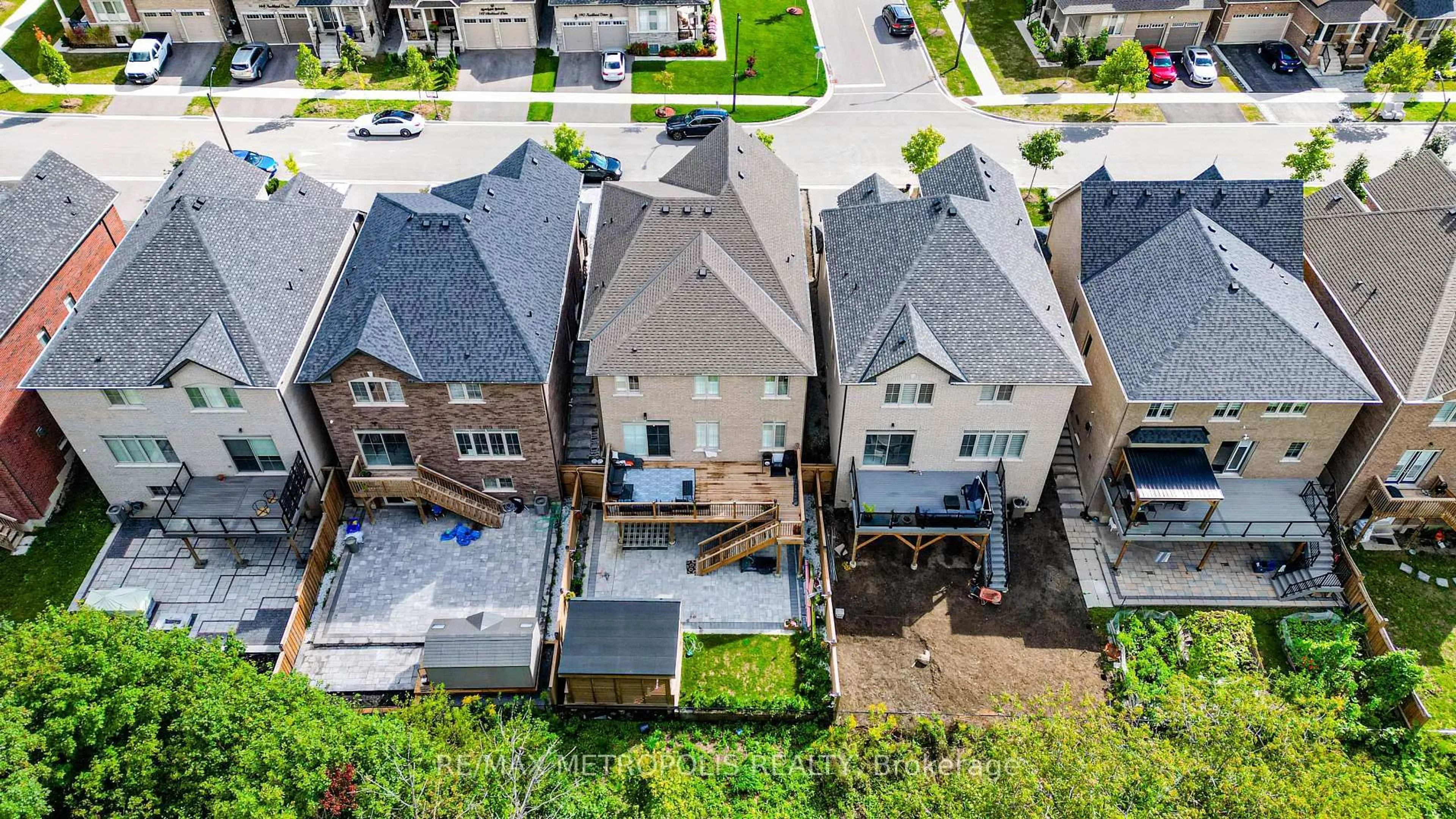 A pic from outside/outdoor area/front of a property/back of a property/a pic from drone, street for 141 AUCKLAND Dr, Whitby Ontario L1P 0J2