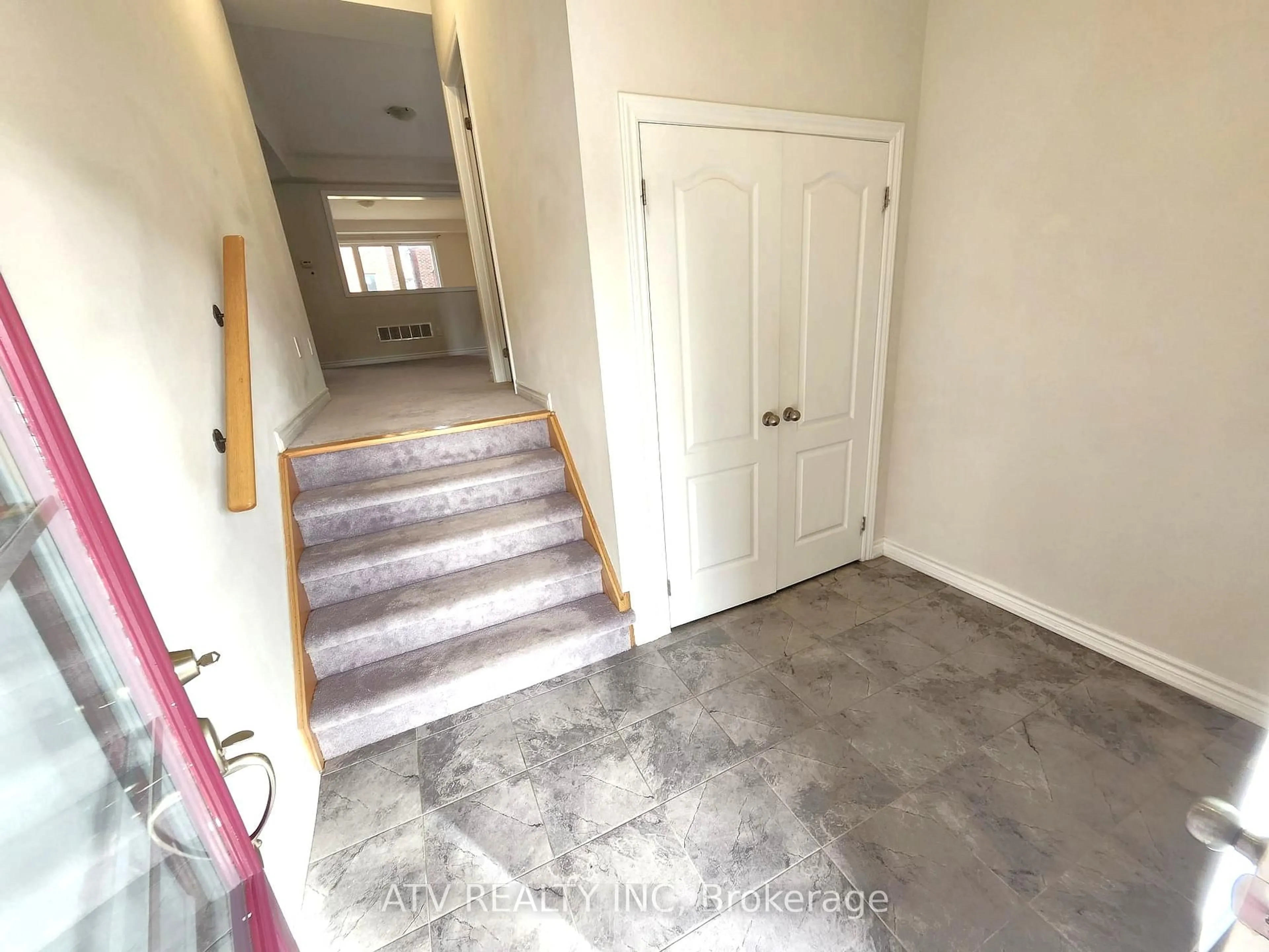 Indoor entryway for 1909 Don White Crt, Oshawa Ontario L1H 8L7