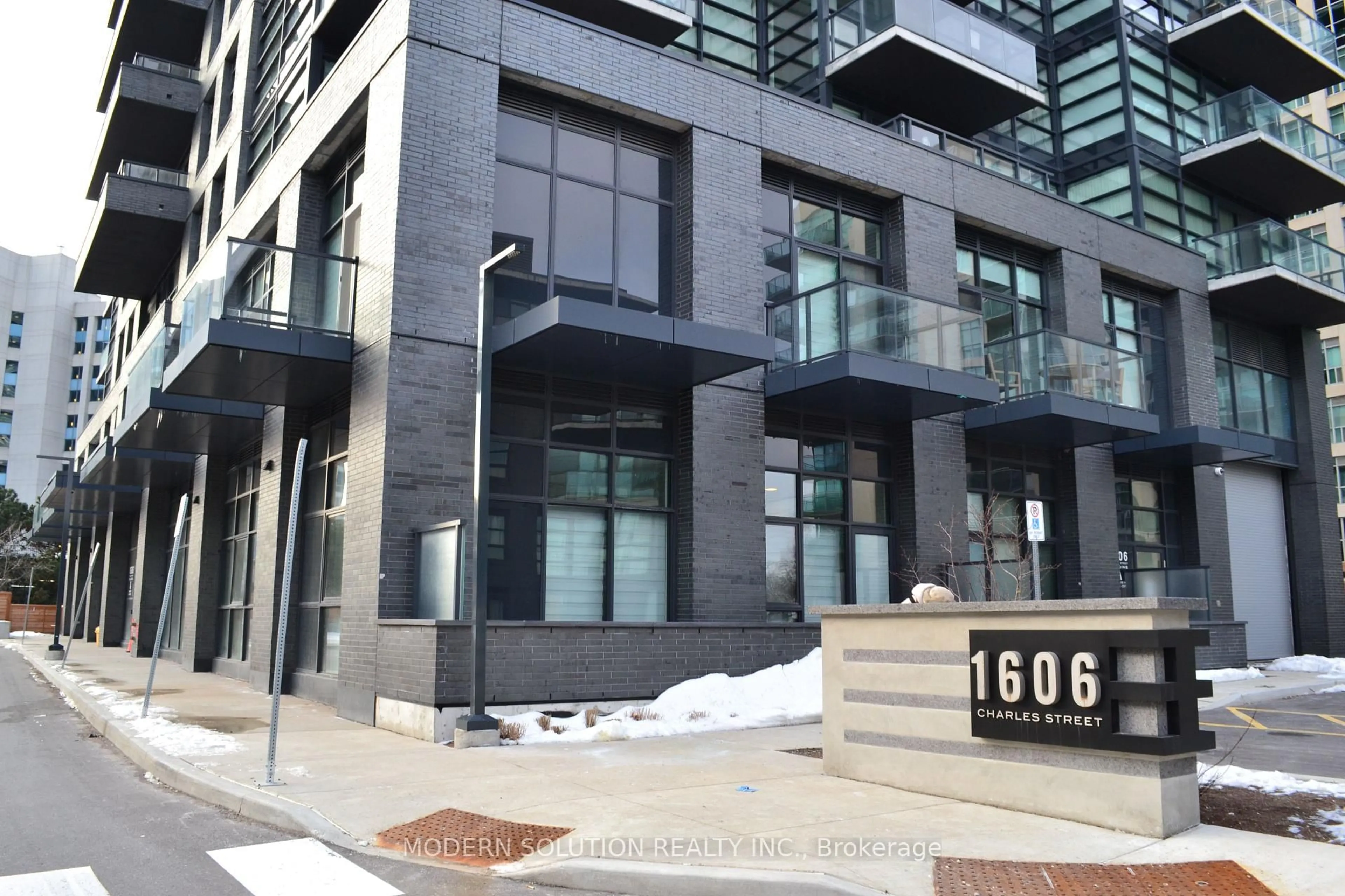 Indoor foyer for 1606 Charles St #103, Whitby Ontario L1N 0P1