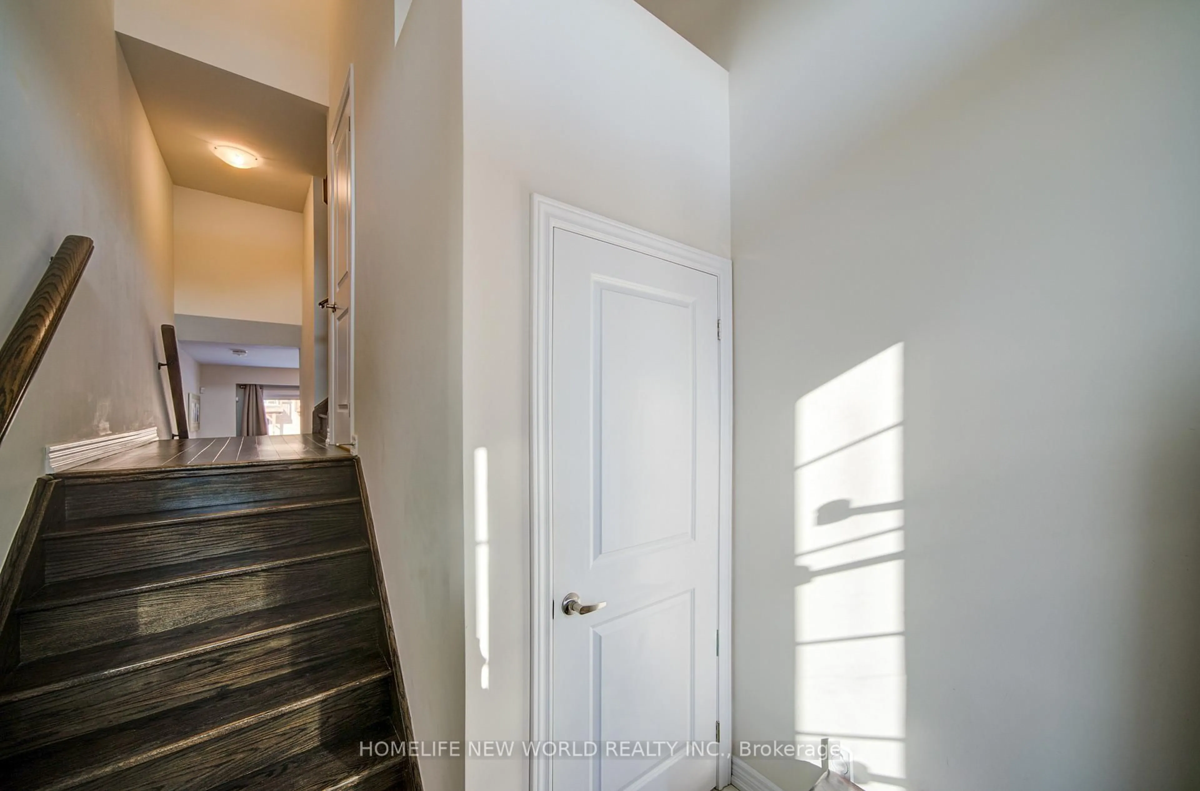 Indoor entryway for 46 Elkington Cres, Whitby Ontario L1P 0L7