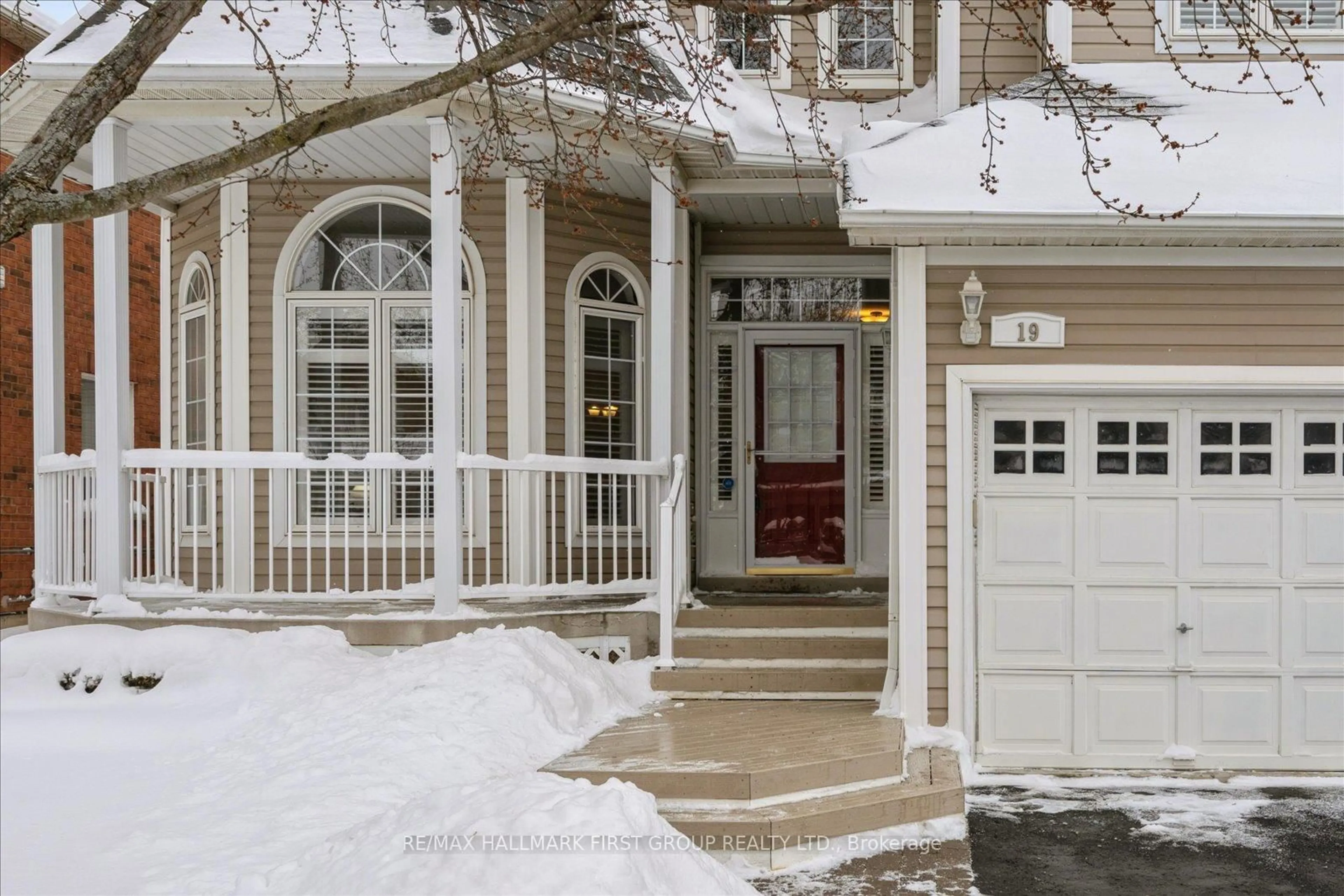 Indoor entryway for 19 Elder Cres, Whitby Ontario L1M 2H6