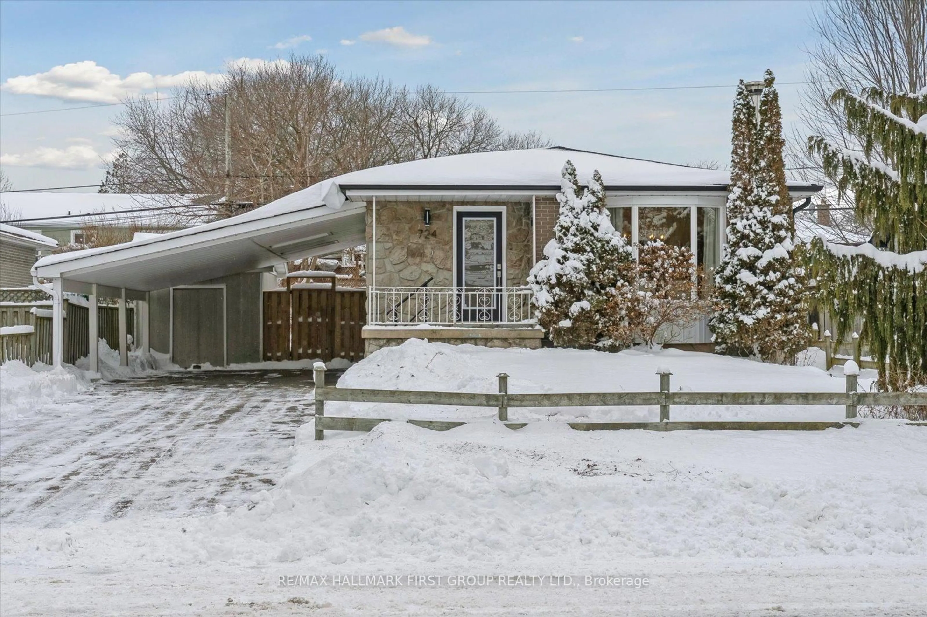 Home with vinyl exterior material, street for 724 Balaton Ave, Pickering Ontario L1W 1W4