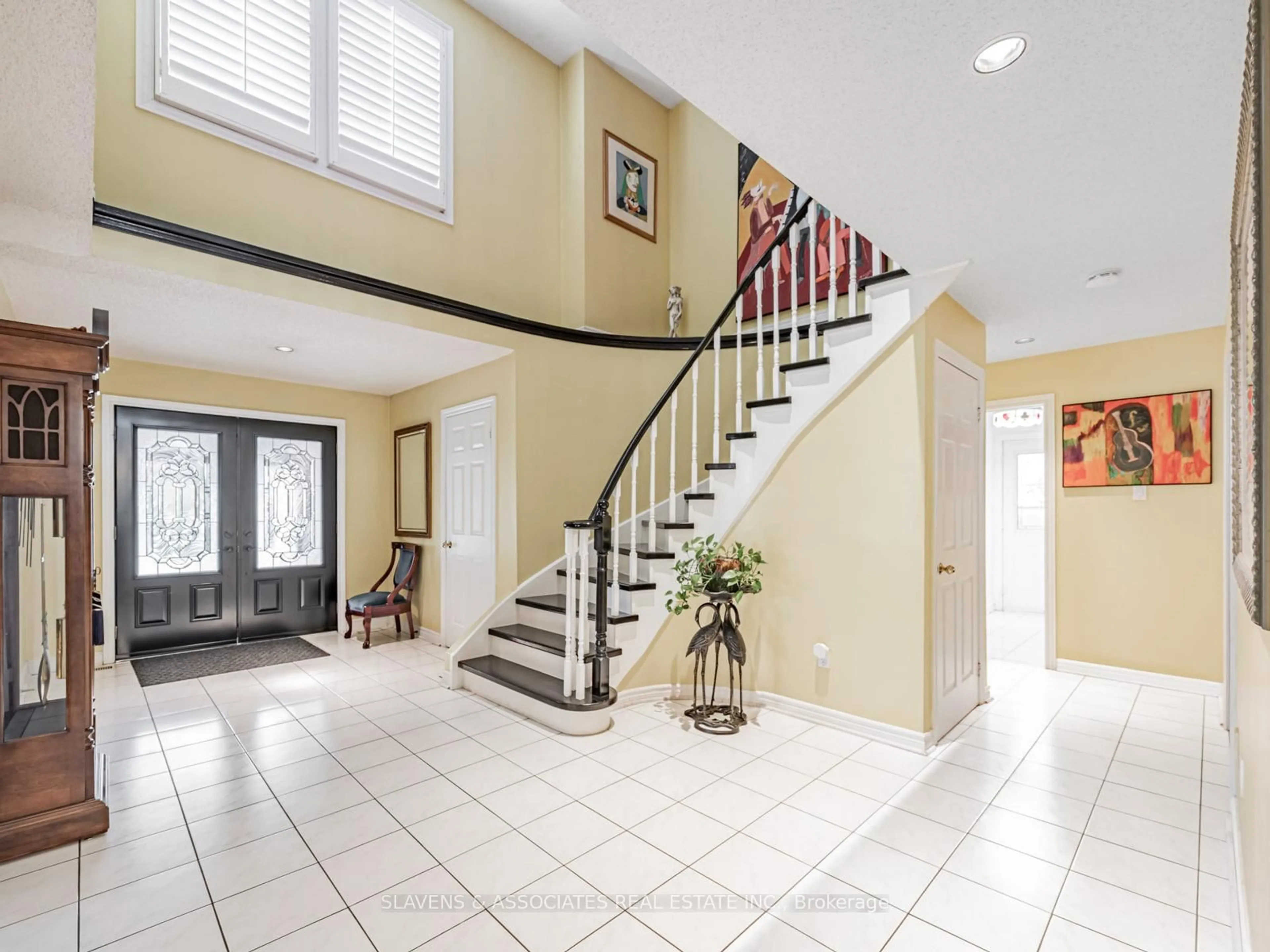 Indoor foyer for 1357 Rougemount Dr, Pickering Ontario L1V 1N2