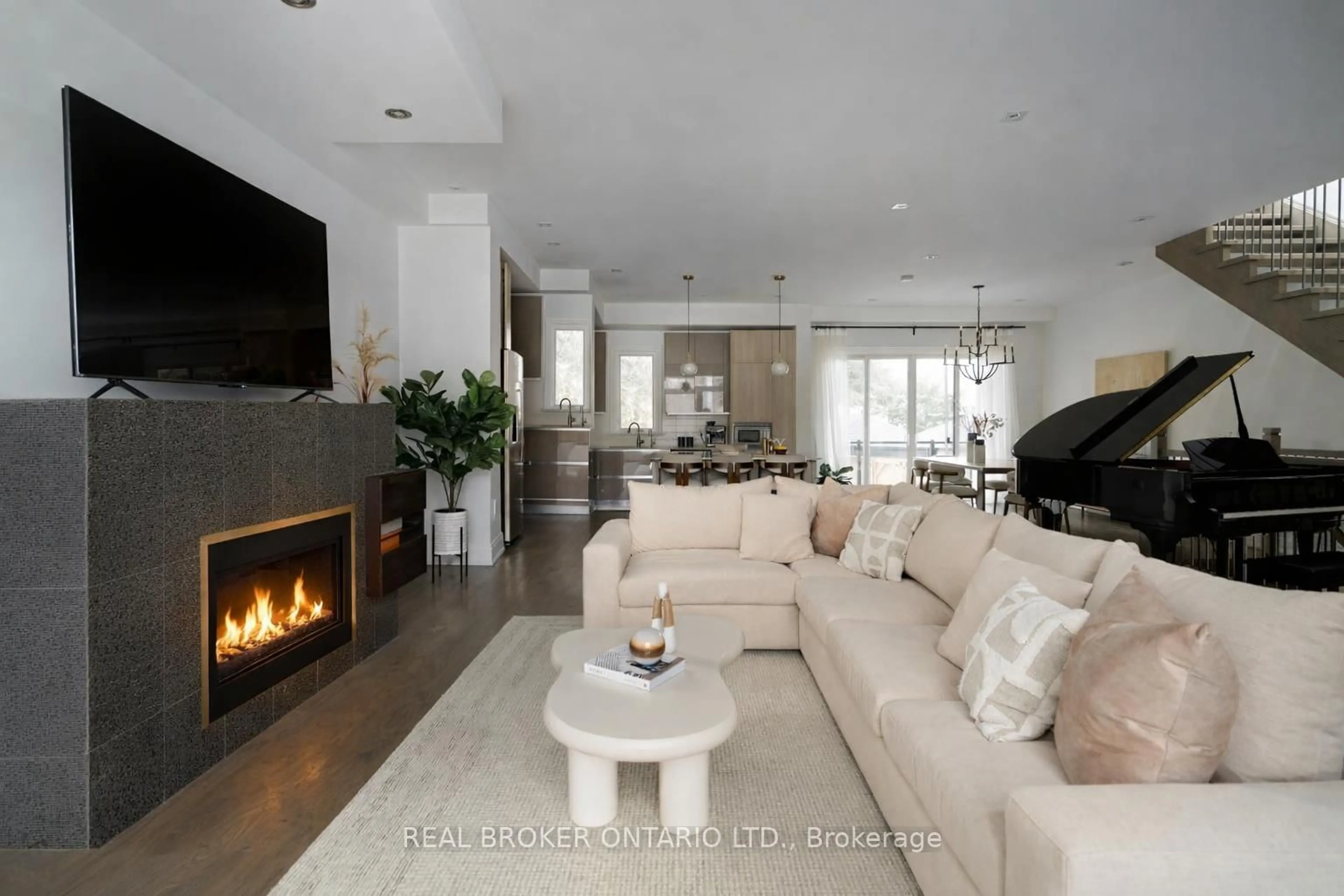 Living room with furniture, unknown for 47 Eastville Ave, Toronto Ontario M1M 2N6